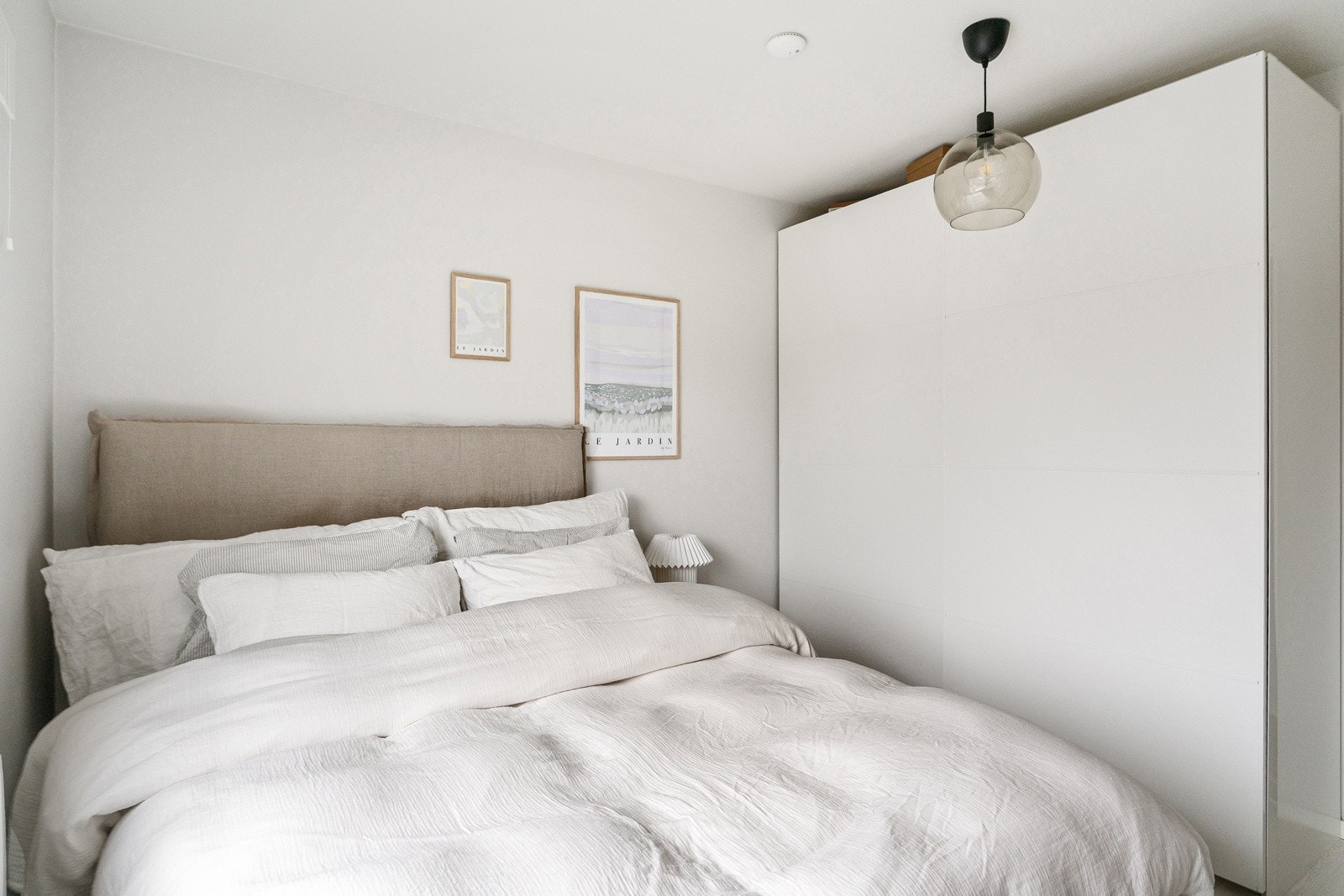 Plass til garderobeskap, i tillegg disponeres en bod i kjeller. Galleribilde