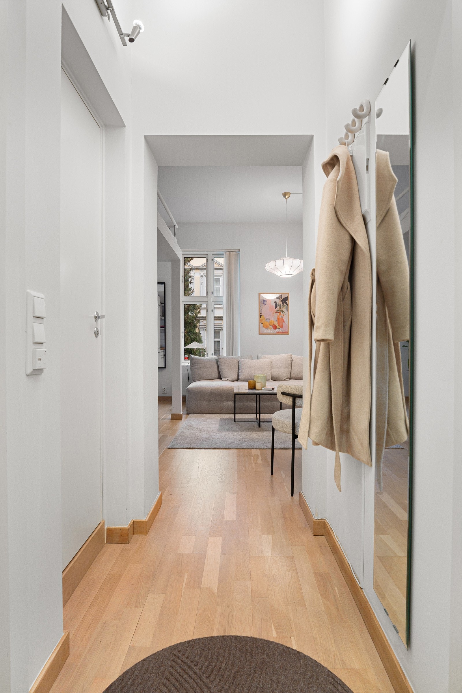 Velkommen inn! Ryddig og funksjonell entré som fungerer som en effektiv overgangssone og understreker leilighetens kompakte, men velfungerende planløsning. Galleribilde