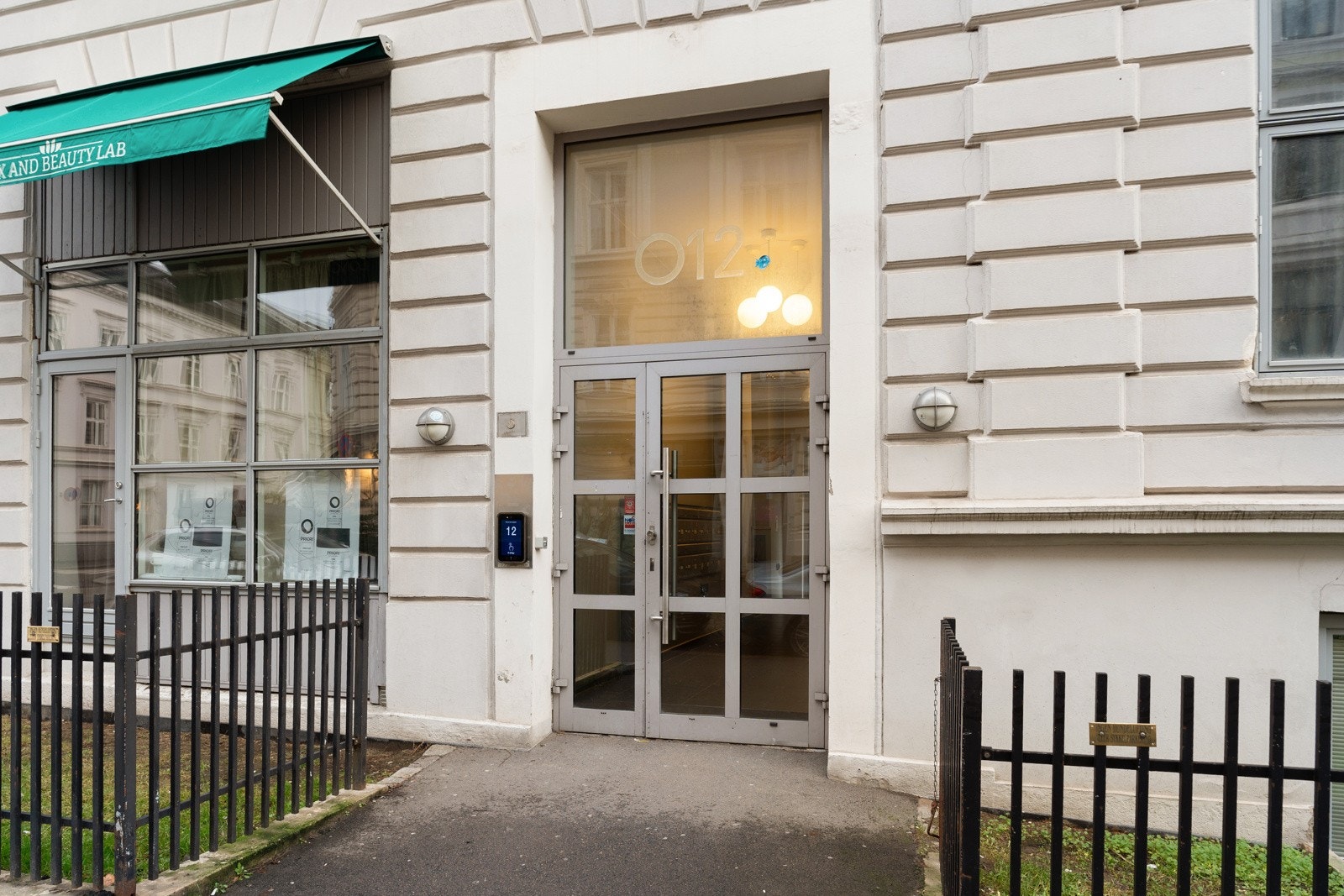 Denne vakre leiligheten ligger midt i en av byens mest ettertraktede nabolag og tilbyr en enestående opplevelse for de som ønsker å bo i nærheten av det byen har å by på samtidig som de nyter en rolig tilbaketrukket tilværelse. Galleribilde