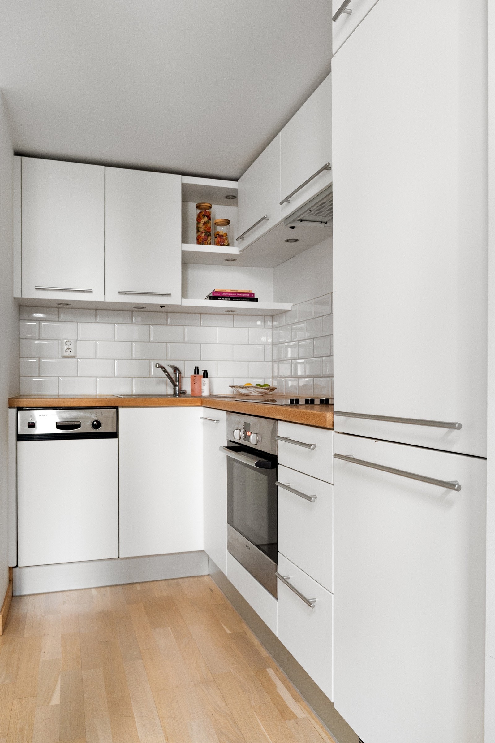 Lys og åpen stue/kjøkken løsning med en god takhøyde på 3,13 meter som gir en luftig romfølelse. Galleribilde