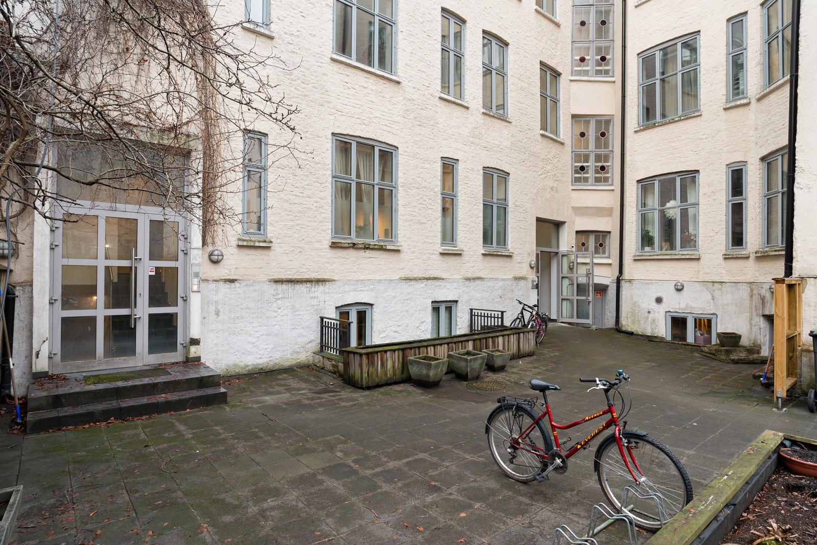 Hyggelig bakgård med sykkelparkering. Galleribilde