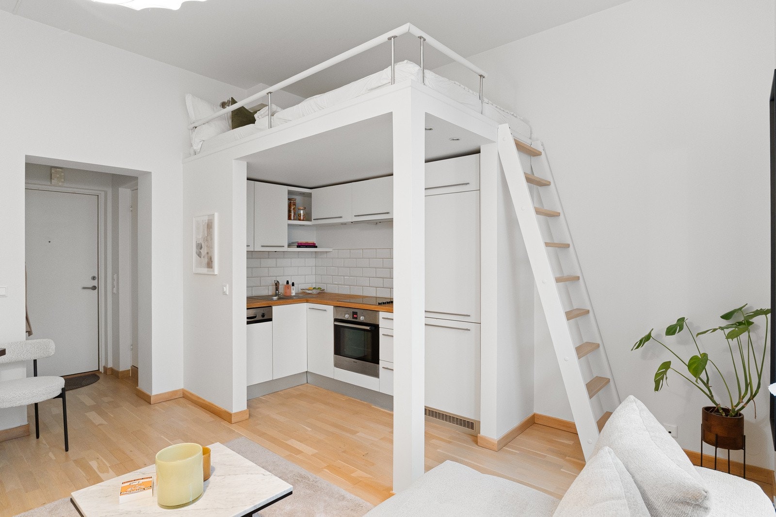 Rommet fremstår som praktisk og lett å møblere, med god funksjonalitet både i oppholds- og matlagingssonen. Galleribilde