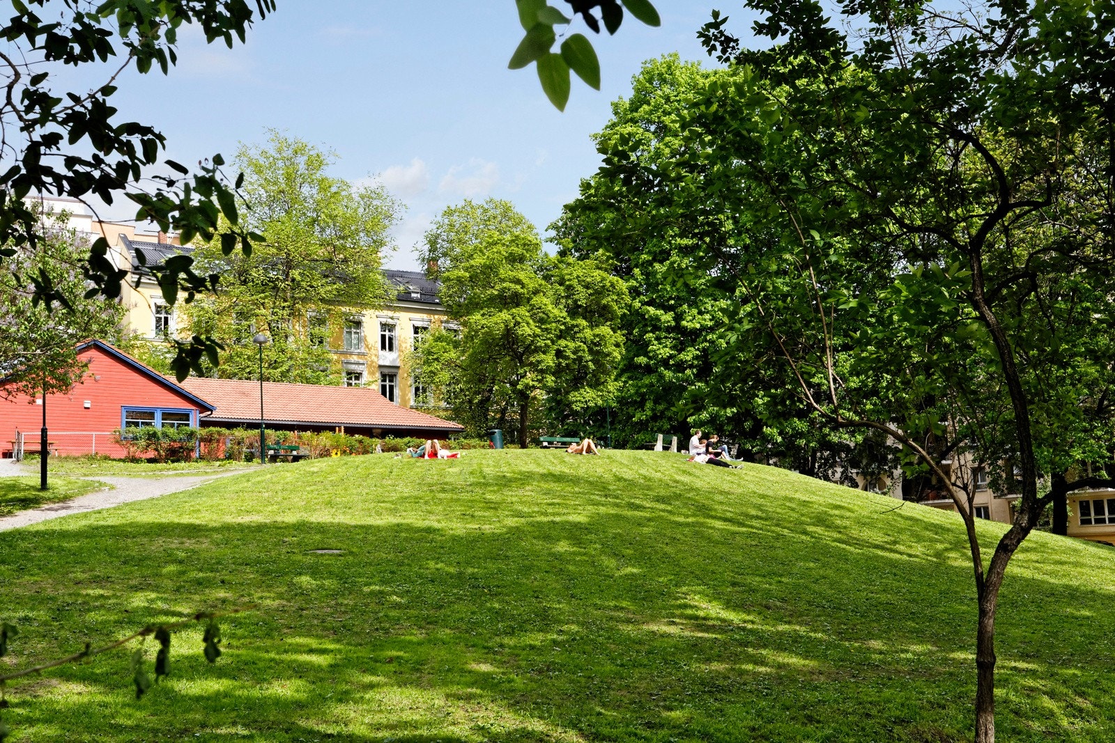 Dette området er også kjent for sine vakre parker og grønne lunger, som gir muligheter for avslappende turer og rekreasjon. Galleribilde