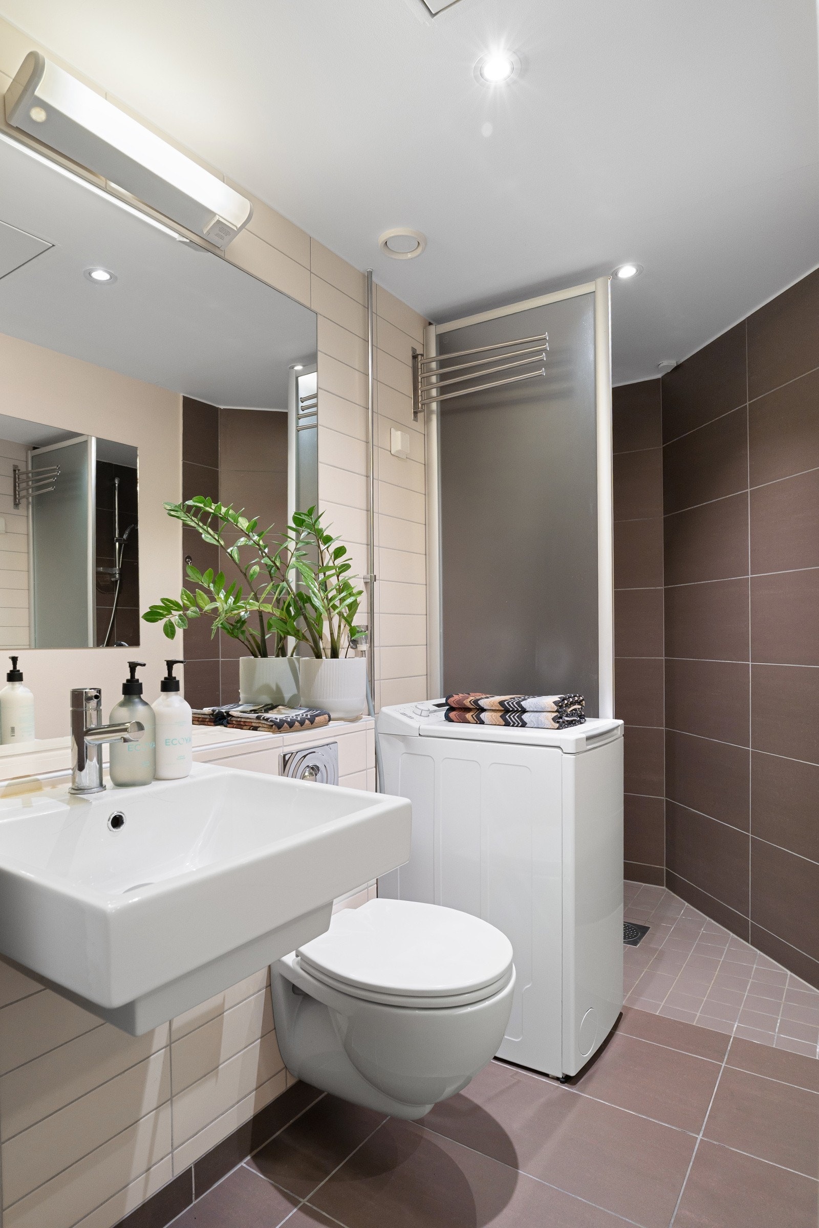 Badet er fra 2005 og fremstår som et ryddig og funksjonelt rom med fliser på både gulv og vegger, samt behagelig gulvvarme. Galleribilde