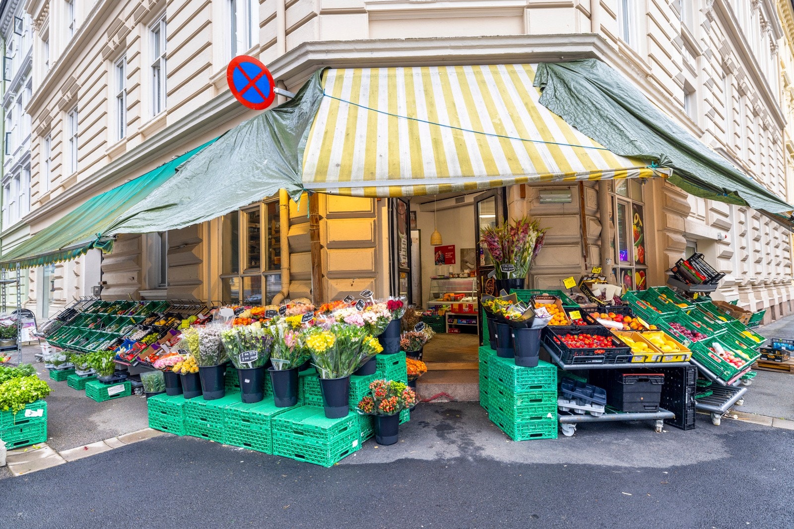 Av dagligvarehandel er Kiwi rett under Solli Plass og Joker som også er søndagsåpen. Galleribilde