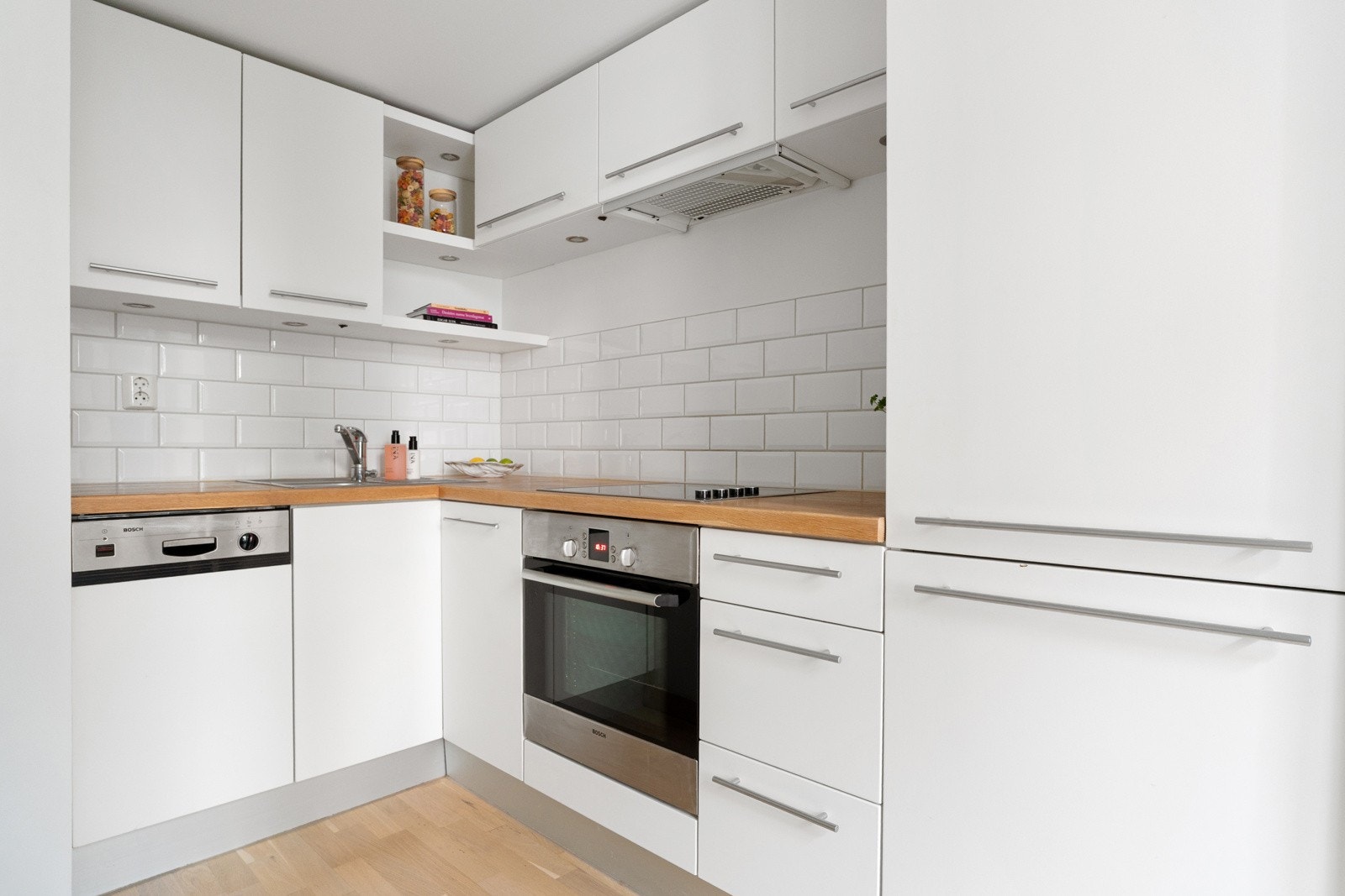 Innredningen består av glatte, malte fronter, heltre benkeplate og nedfelt kum i rustfritt stål. Galleribilde