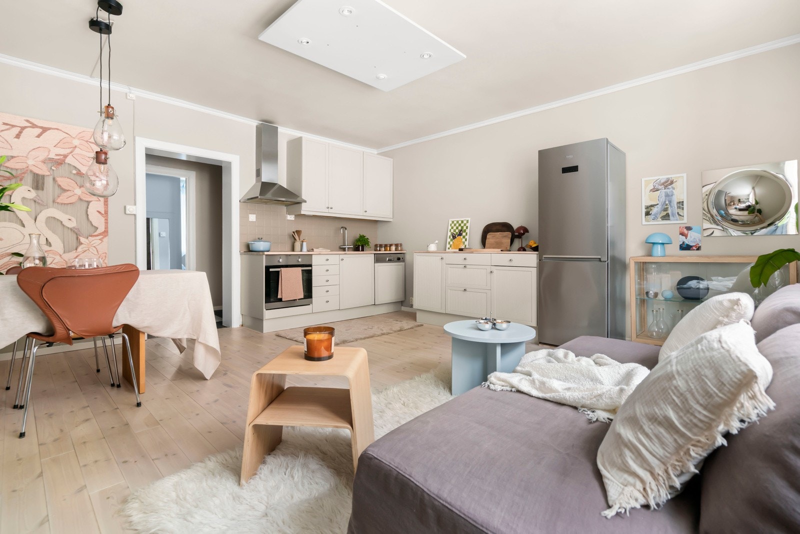 Gulvet kombinert med glatte, malte vegg og himlingsflater gir rommet et tidløst og innbydende uttrykk. Galleribilde