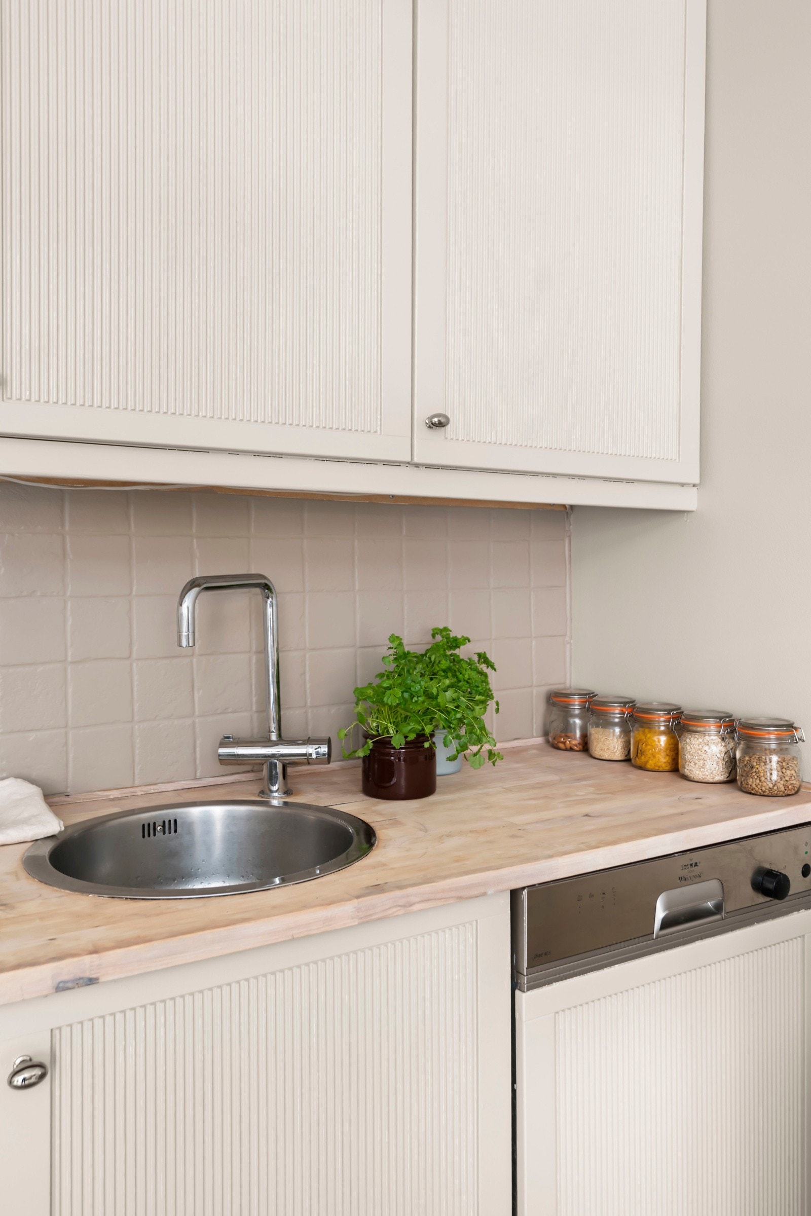 Benkeplate i treverk og laminat med nedfelt kum i rustfritt stål. Galleribilde