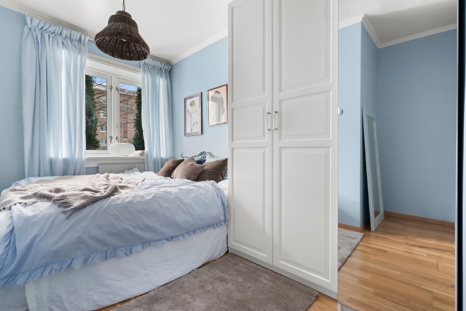 Soverommet fremstår som et rolig og behagelig rom med delikate farger på vegger. Galleribilde