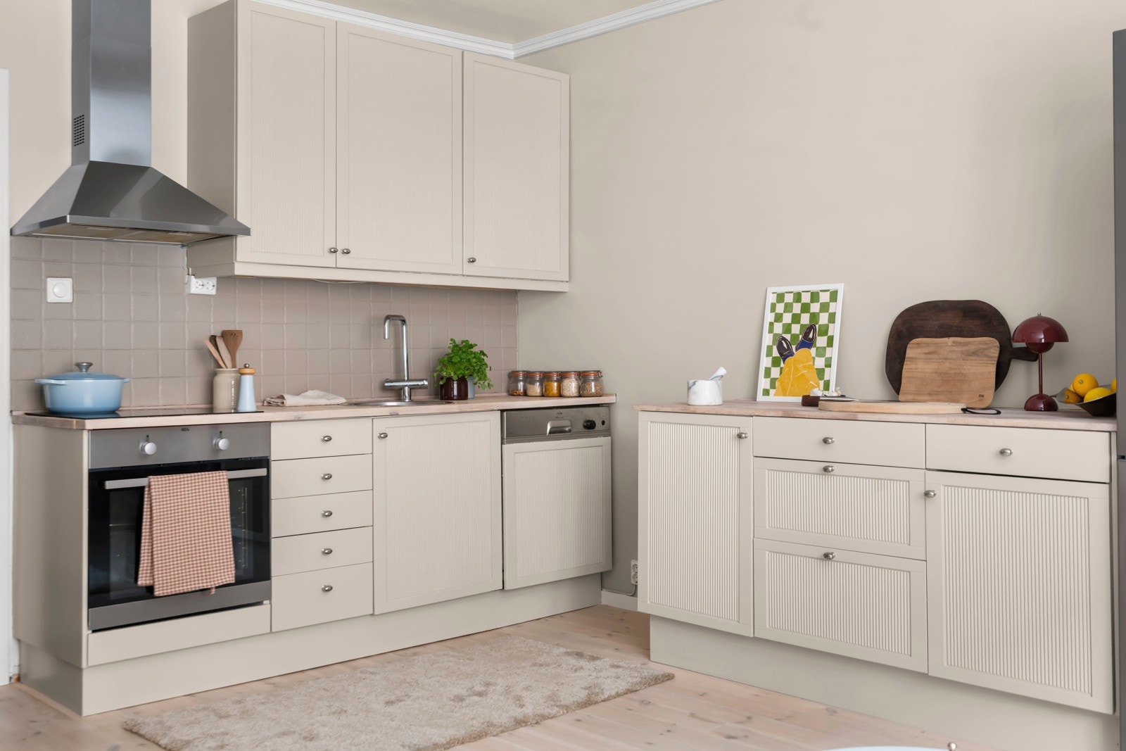 Oversiktlig og funksjonell kjøkkenløsning som er godt tilpasset daglig bruk. Galleribilde