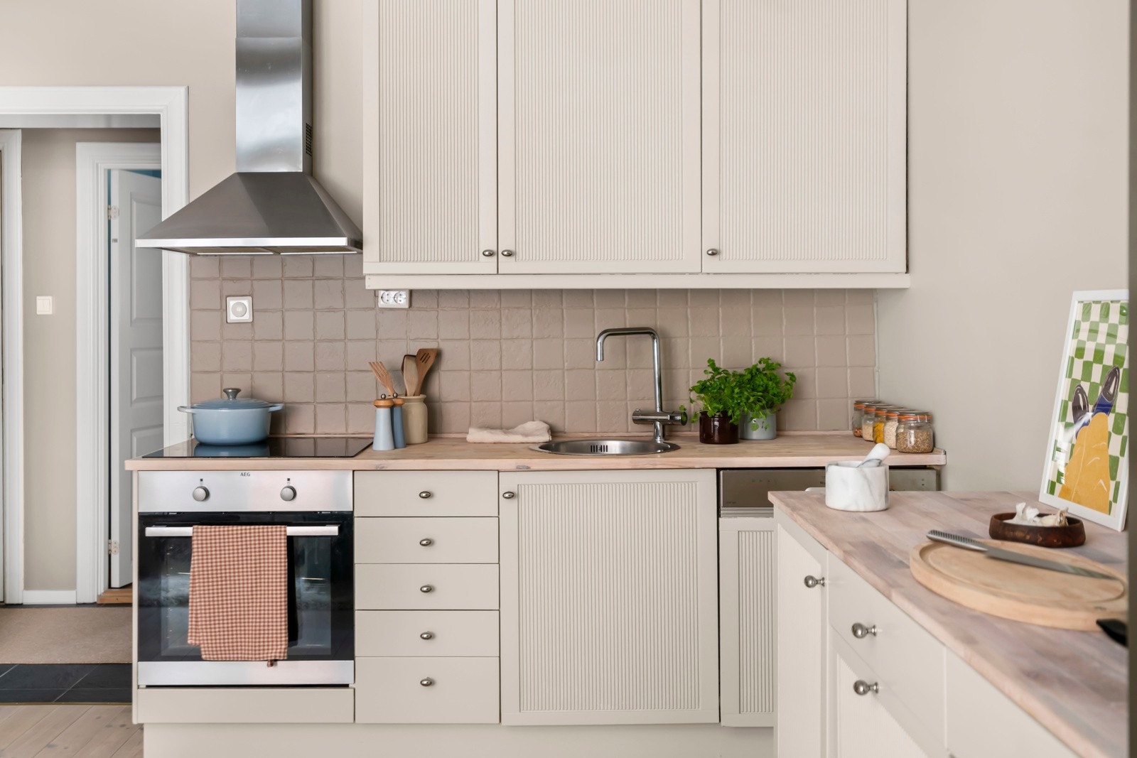 Belysning under overskap bidrar til god arbeidsbelysning. Galleribilde