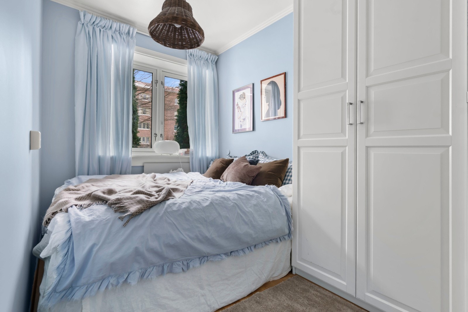 God skapplass på soverom i tillegg til gode oppbevaringsløsninger i disponibel bod. Galleribilde