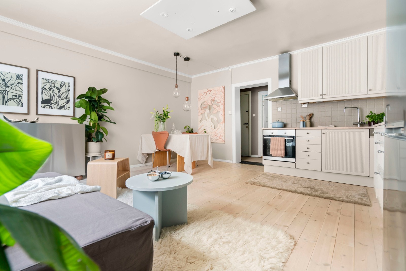 Moderne kjøkken fra Ikea med profilerte, malte fronter. God skap- og benkplass til matlaging og oppbevaring. Galleribilde