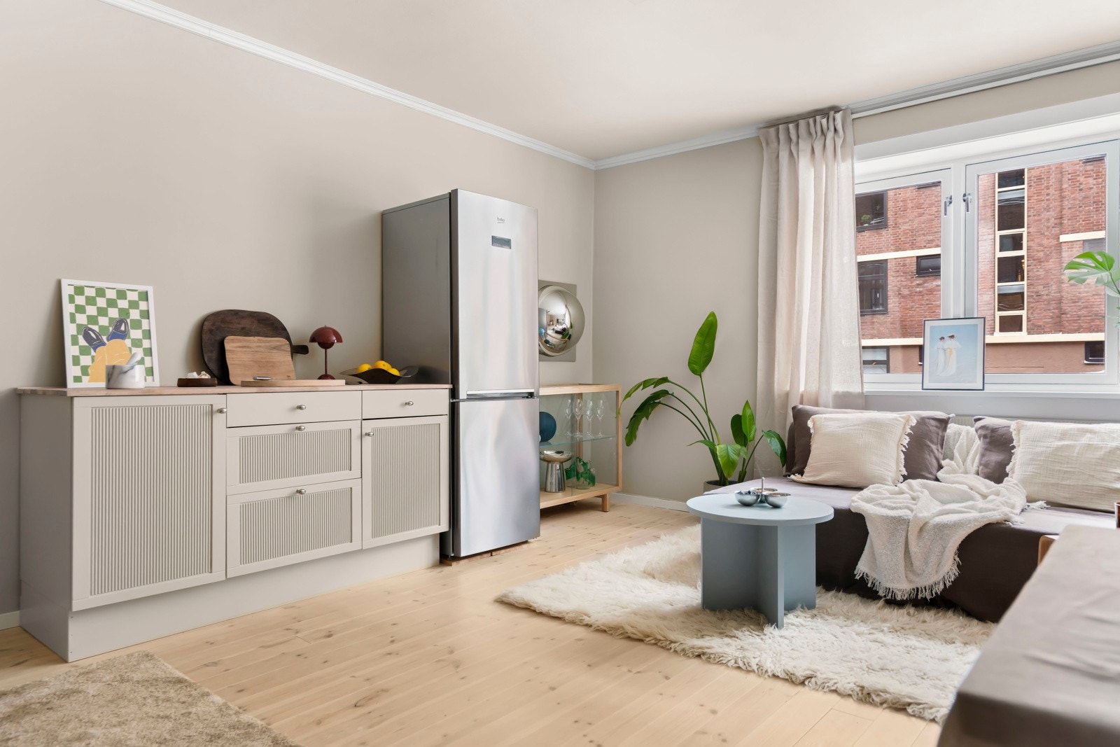 Store vindusflater og en vel utnyttet planløsning gir en fantastisk romfølelse i leiligheten. Galleribilde