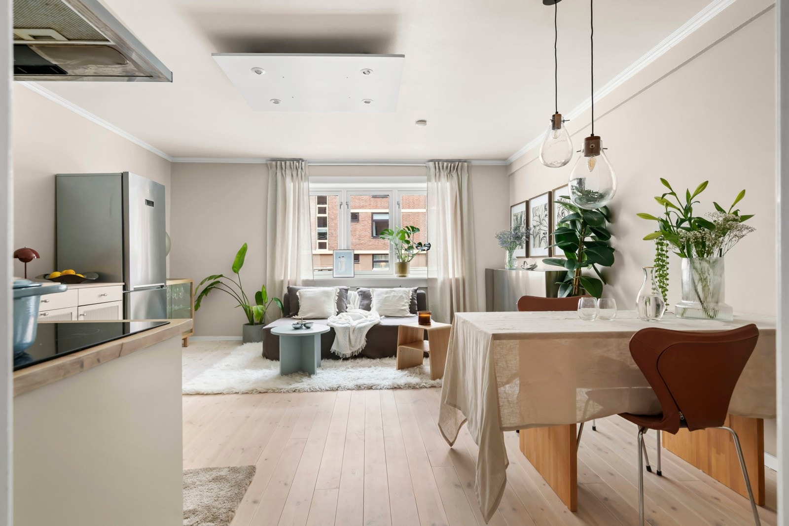 Stor vindusflate som tilfører rommet rikelig med naturlig lys. Galleribilde