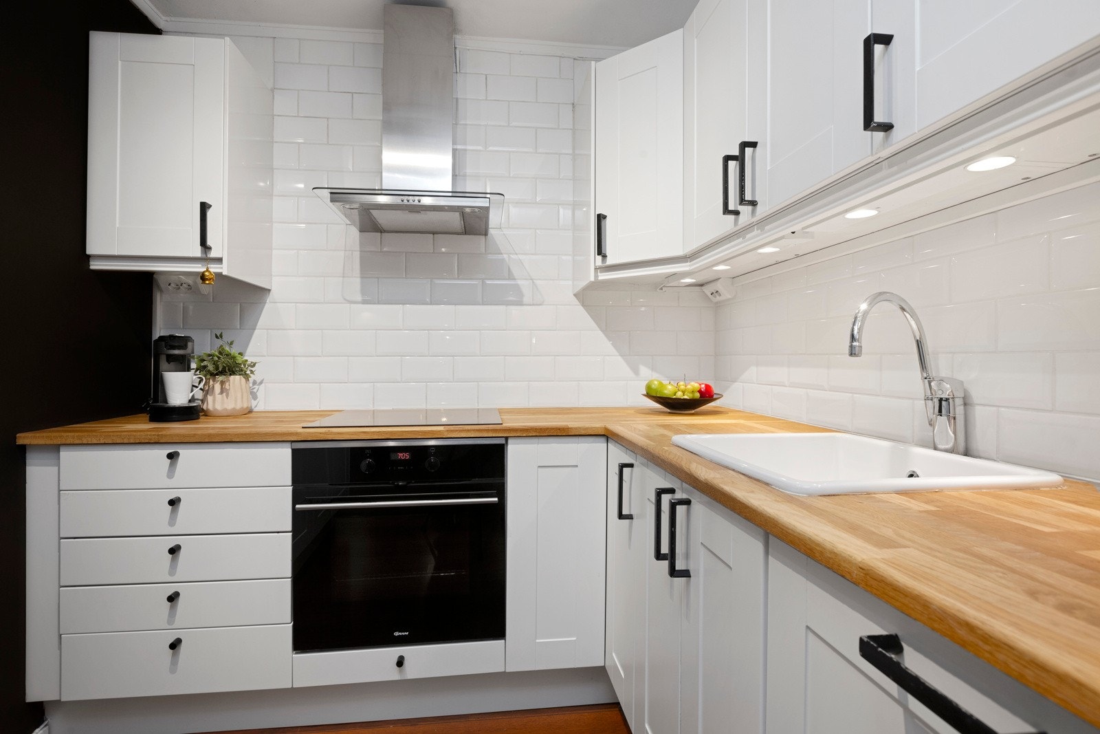 Kjøkken har integrerte hvitevarer Galleribilde