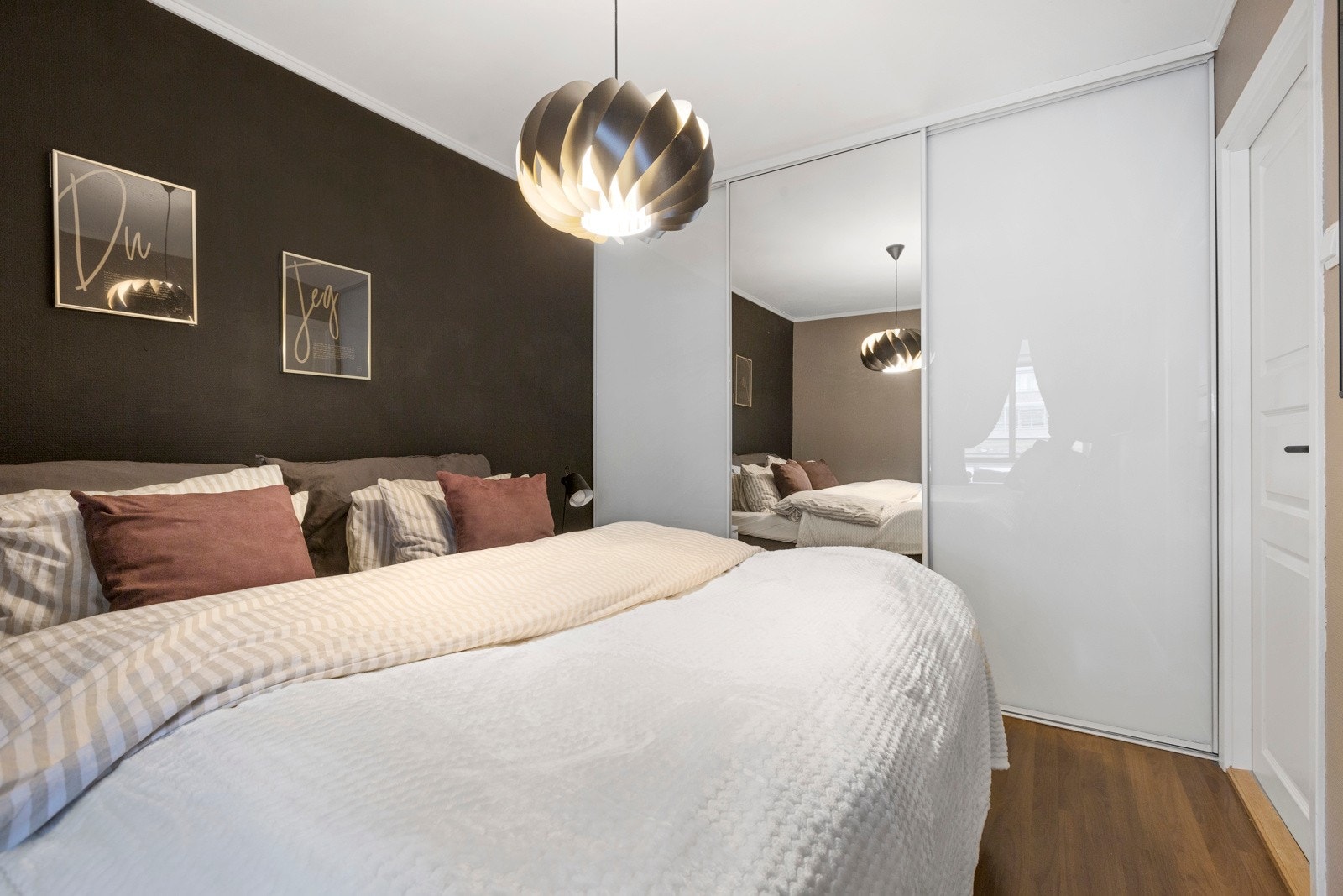 Skyvedørsgarderobe på soverom Galleribilde