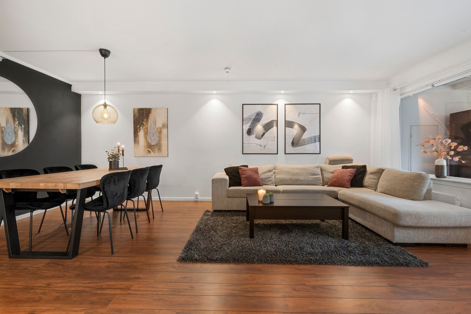 God plass til salong og spisestue Galleribilde