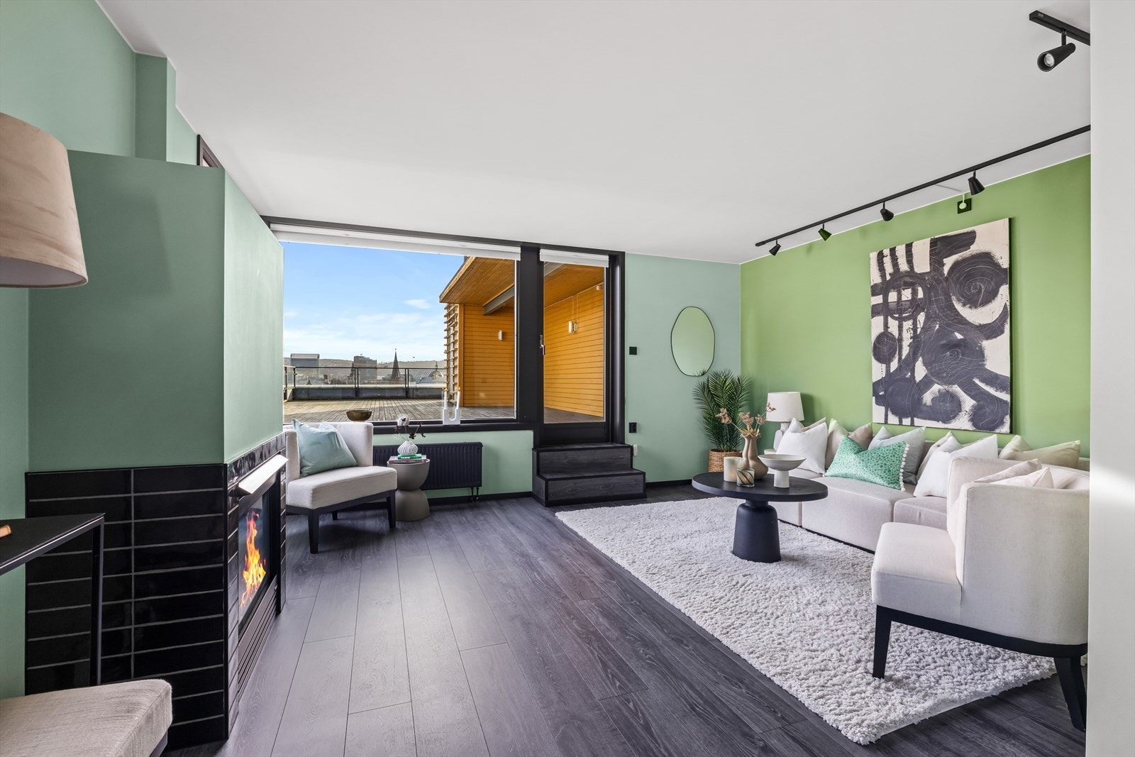 Stuen oppleves romslig og har en praktisk løsning som binder sammen kjøkken, spiseplass og uteareal på en naturlig måte. Galleribilde