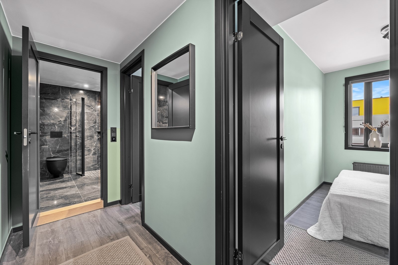 Fra gangen er det adkomst til begge soverom og bad - en funksjonell løsning som utnytter arealet godt. Galleribilde