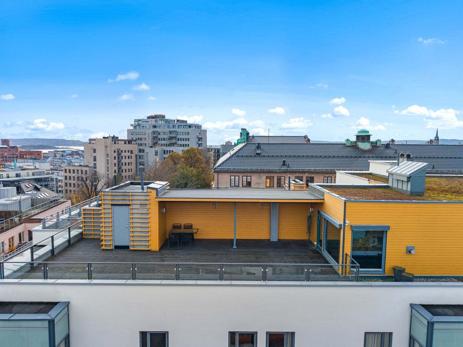 Takterrassen strekker seg langs hele leiligheten og gir en sjelden følelse av luft og åpenhet midt i byen. Galleribilde