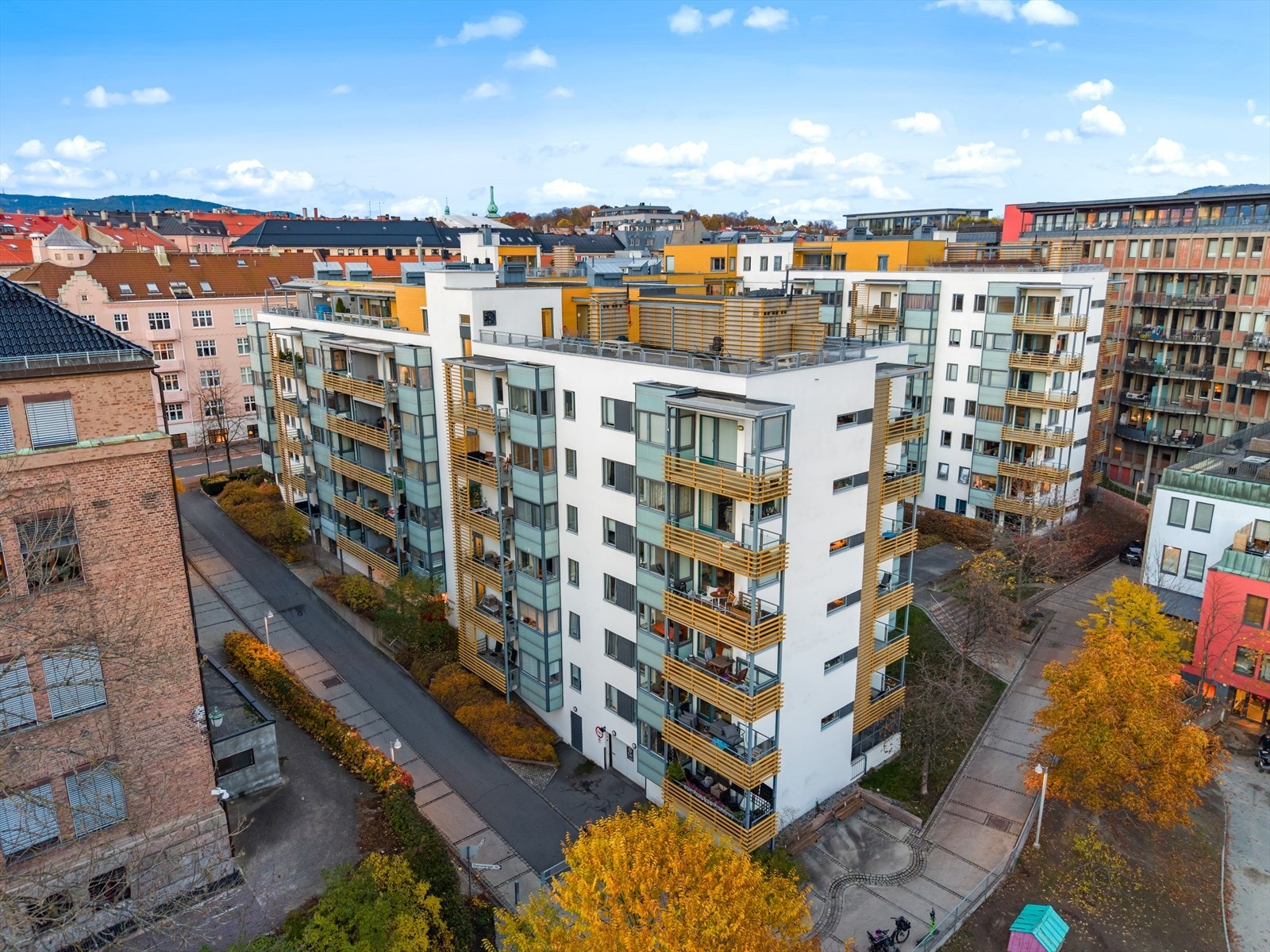 Eiendommen ligger midt i Stensberggata - et rolig og ettertraktet område med kort vei til sentrum, park og service tilbud. Galleribilde