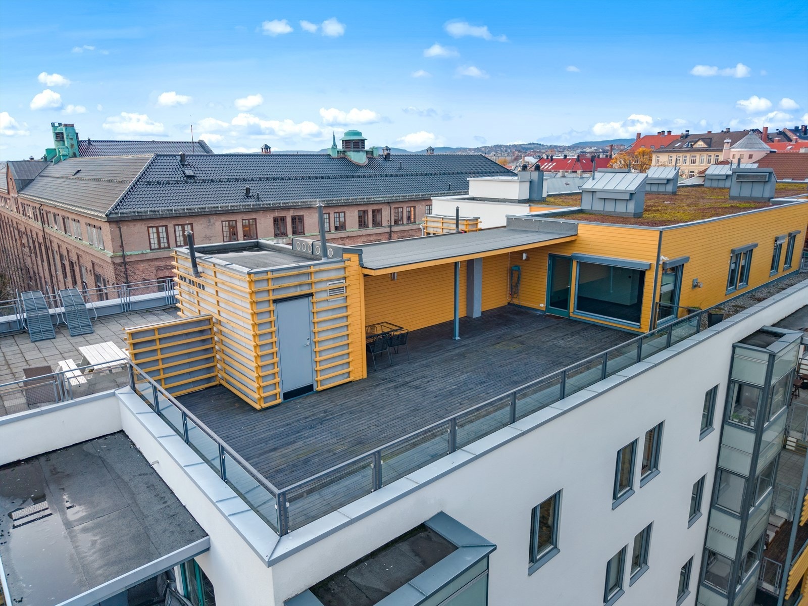 Leiligheten har en stor, privat takterrasse med gode solforhold og god plass til både spisegruppe og sittegrupper. Galleribilde