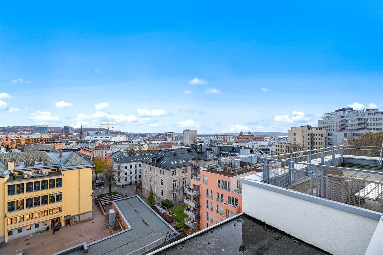 Fra terrassen er det flott utsikt mot Oslos taklandskap og fjorden i det fjerne. Galleribilde