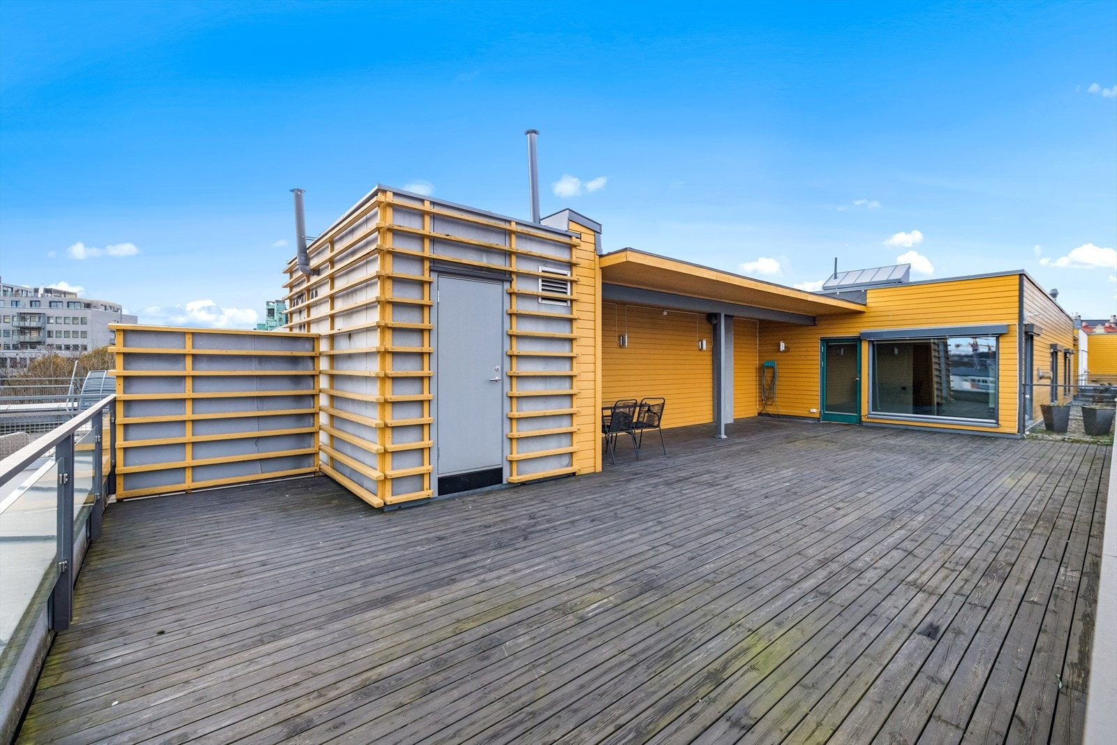 Terrassen strekker seg over hele 71 m² og gir god plass til både spisegruppe, grill og sitteområder. Galleribilde