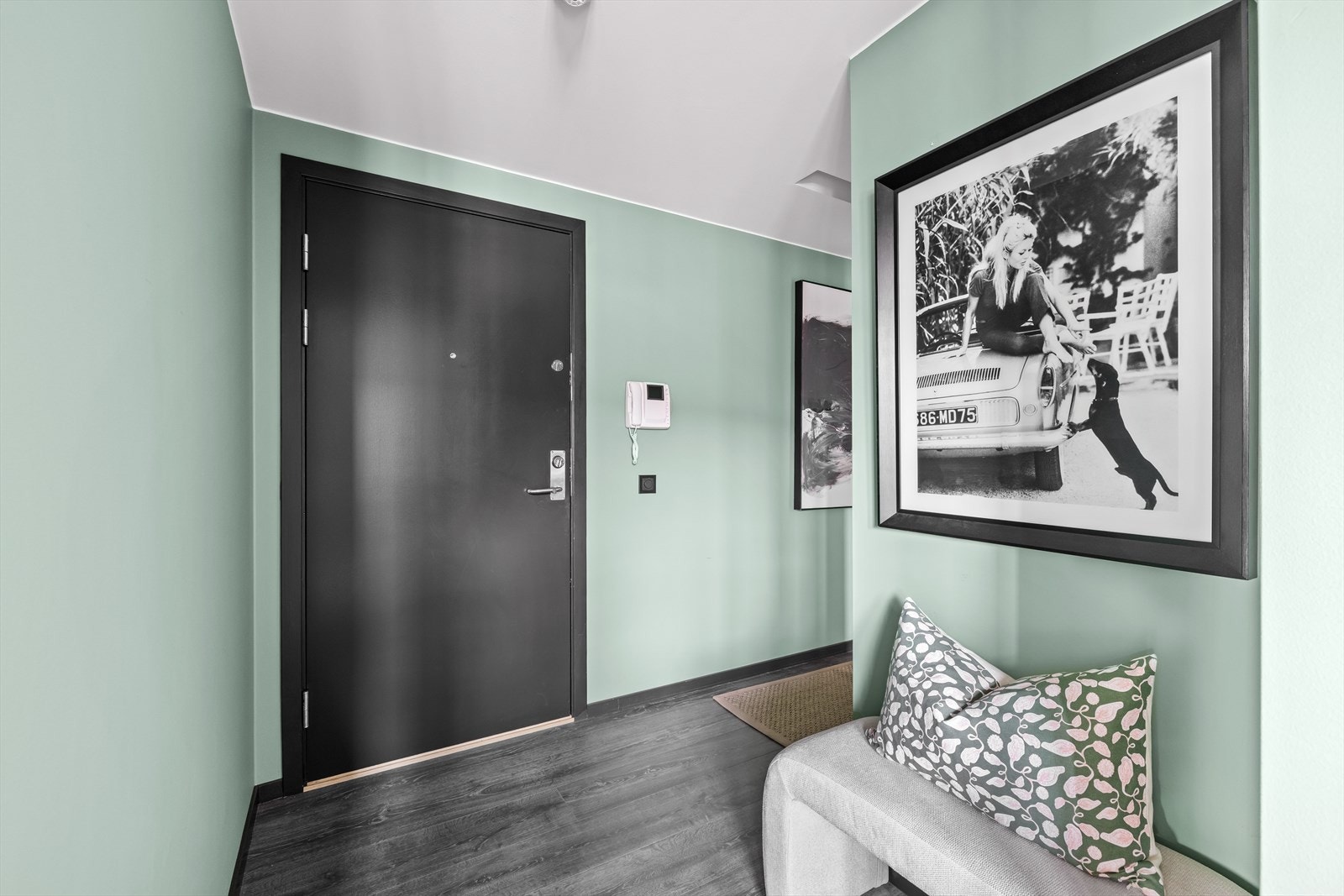 Entréen gir et ryddig førsteinntrykk med gjennomført fargevalg og plass til å henge fra seg yttertøy. Galleribilde