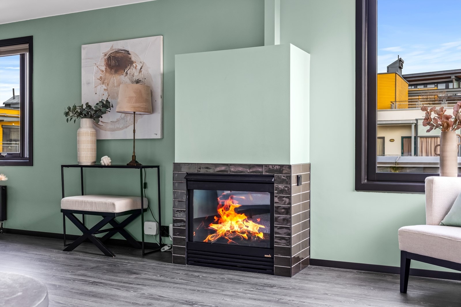 Peisen gir både varme og et naturlig samlingspunkt i rommet. Galleribilde