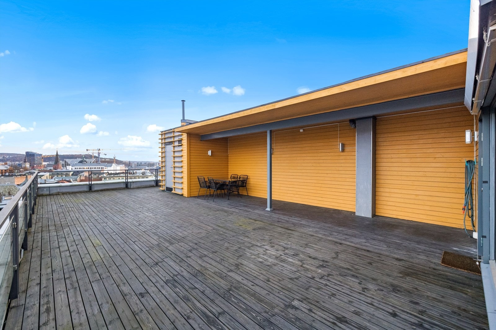 En del av terrassen er overbygd - praktisk for uteservering eller som et skjermet hjørne på varme sommerdager. Galleribilde