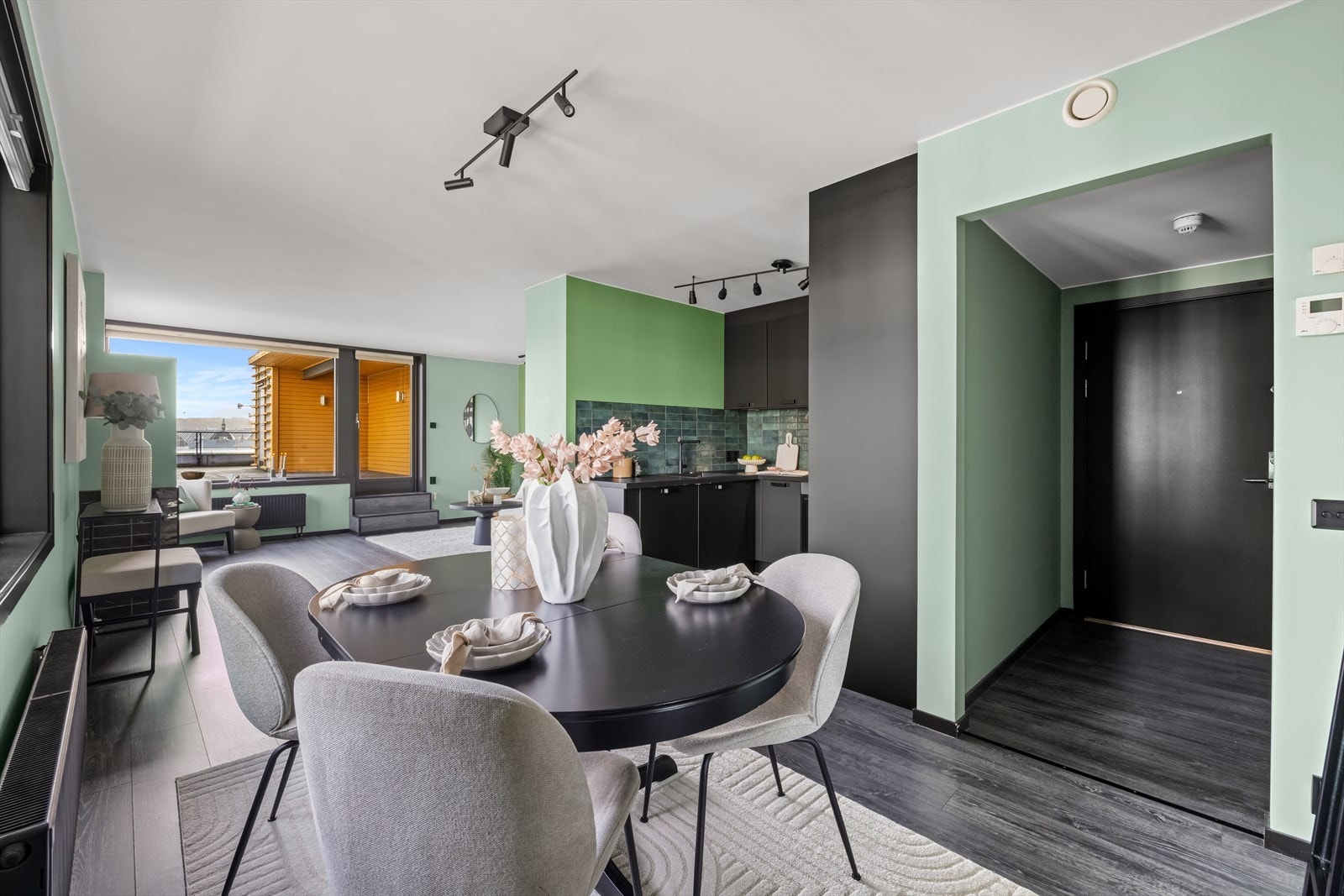 Åpen og lys stue med utgang til takterrassen. Galleribilde