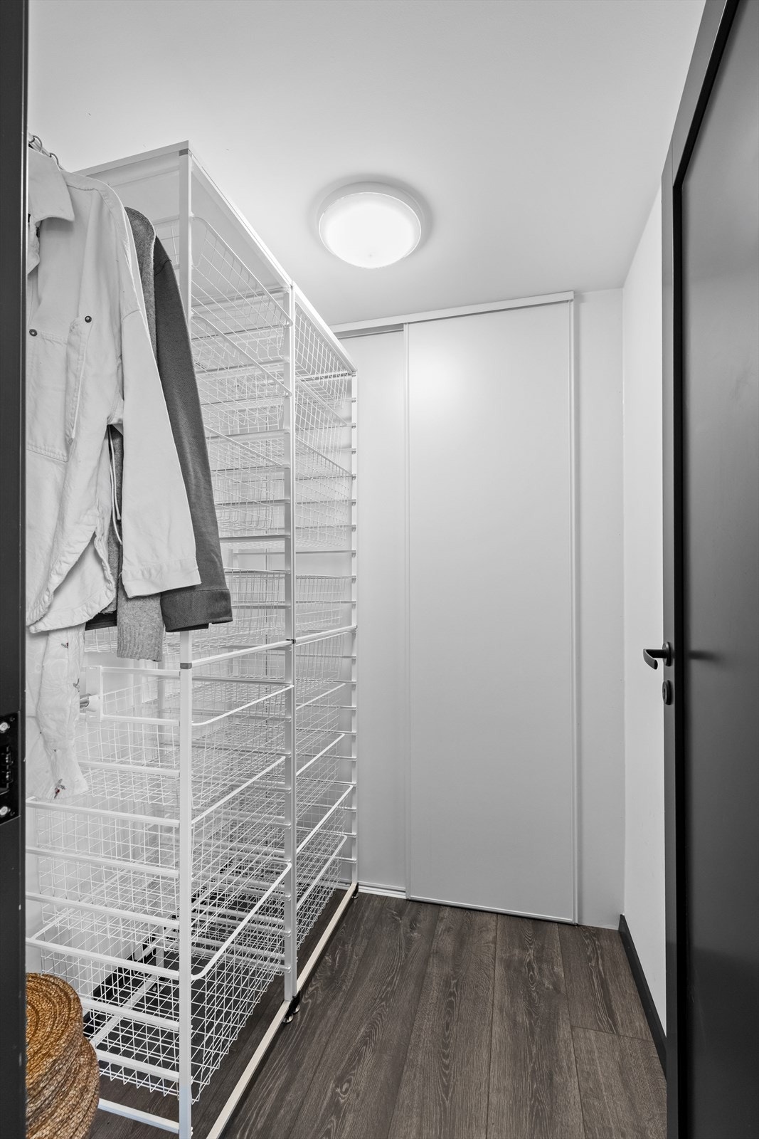 Walk-in closet. Galleribilde