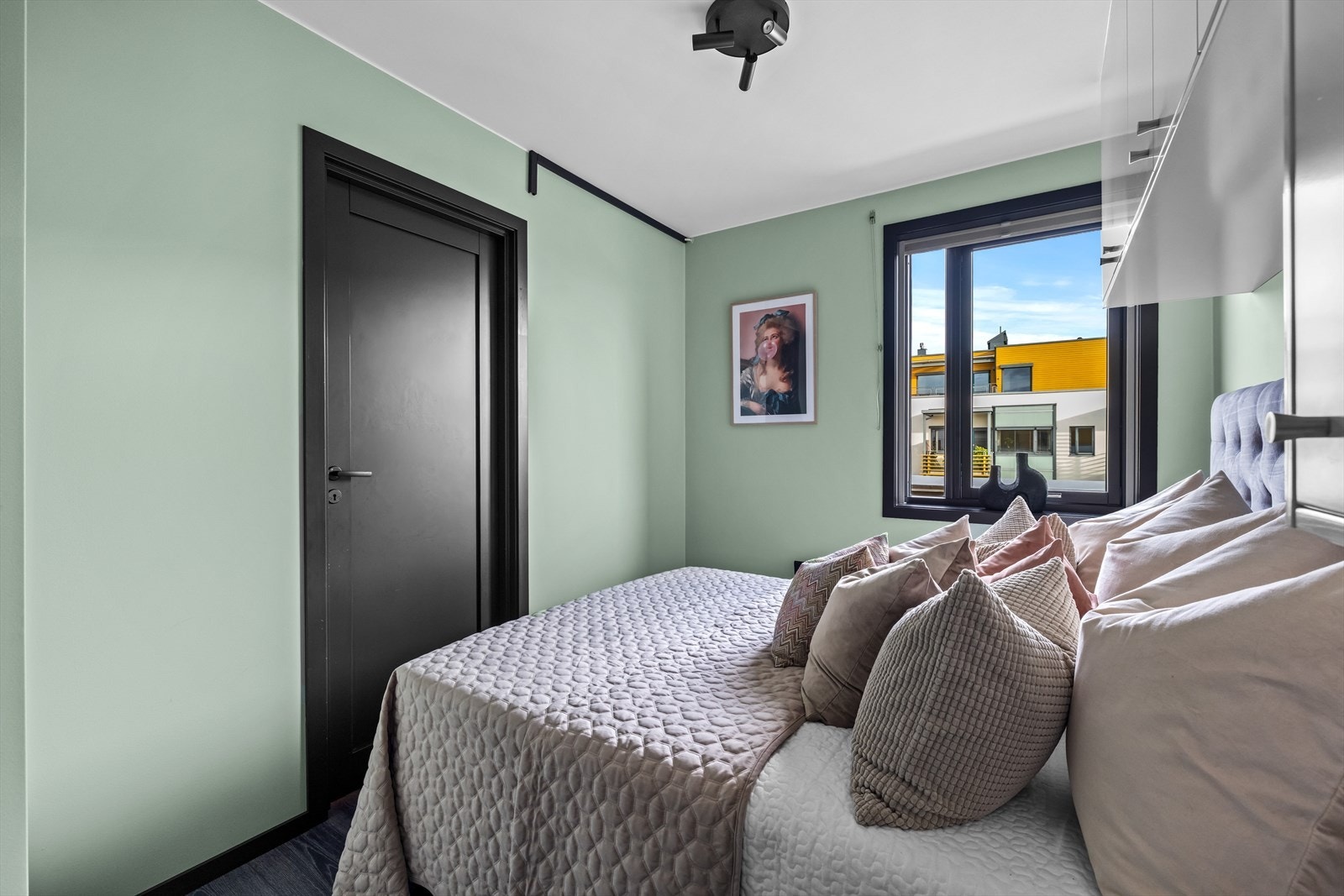 Samme fargetoner og materialvalg går igjen også på soverommene. Galleribilde