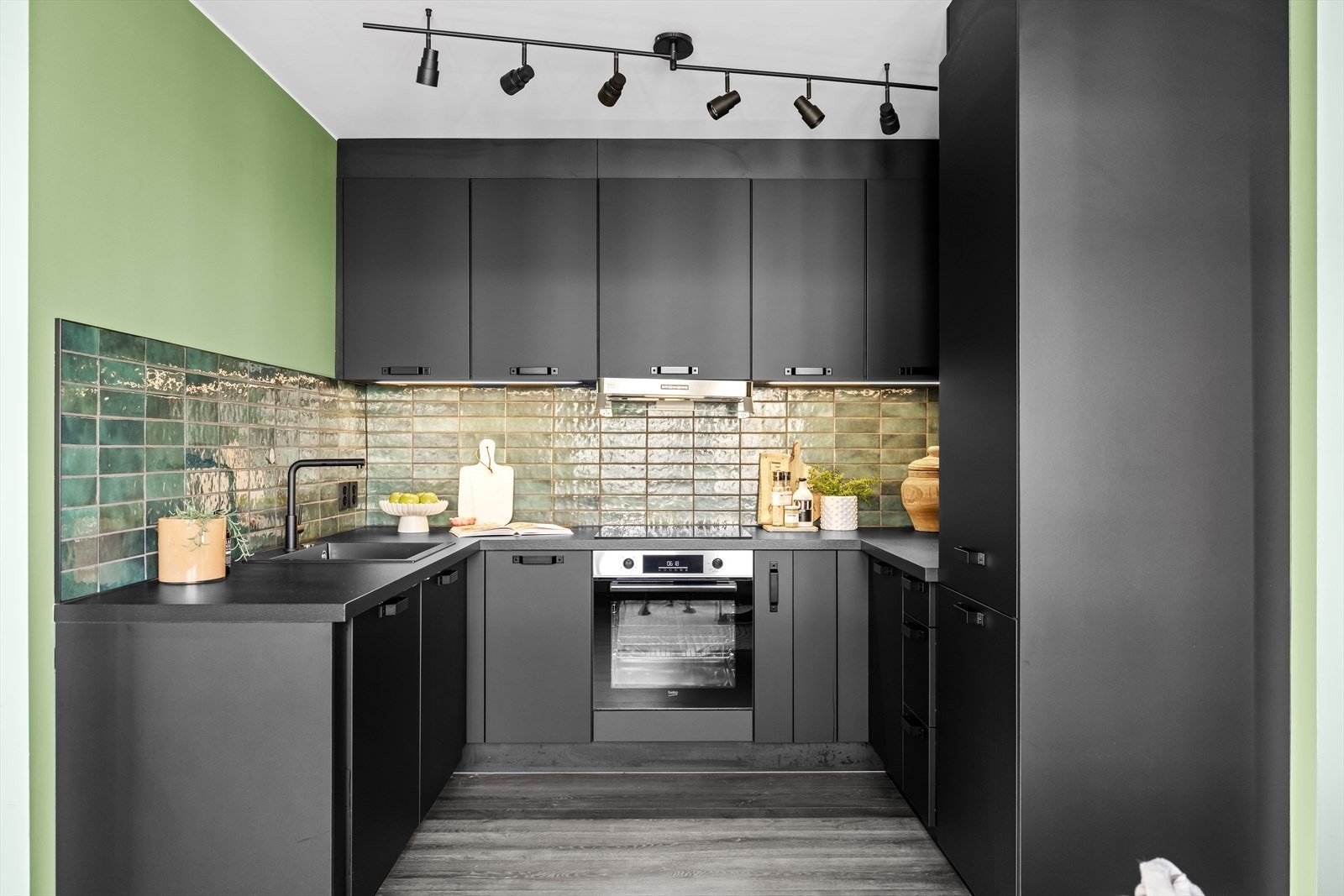 Kjøkken fra 2022 med moderne uttrykk. Galleribilde