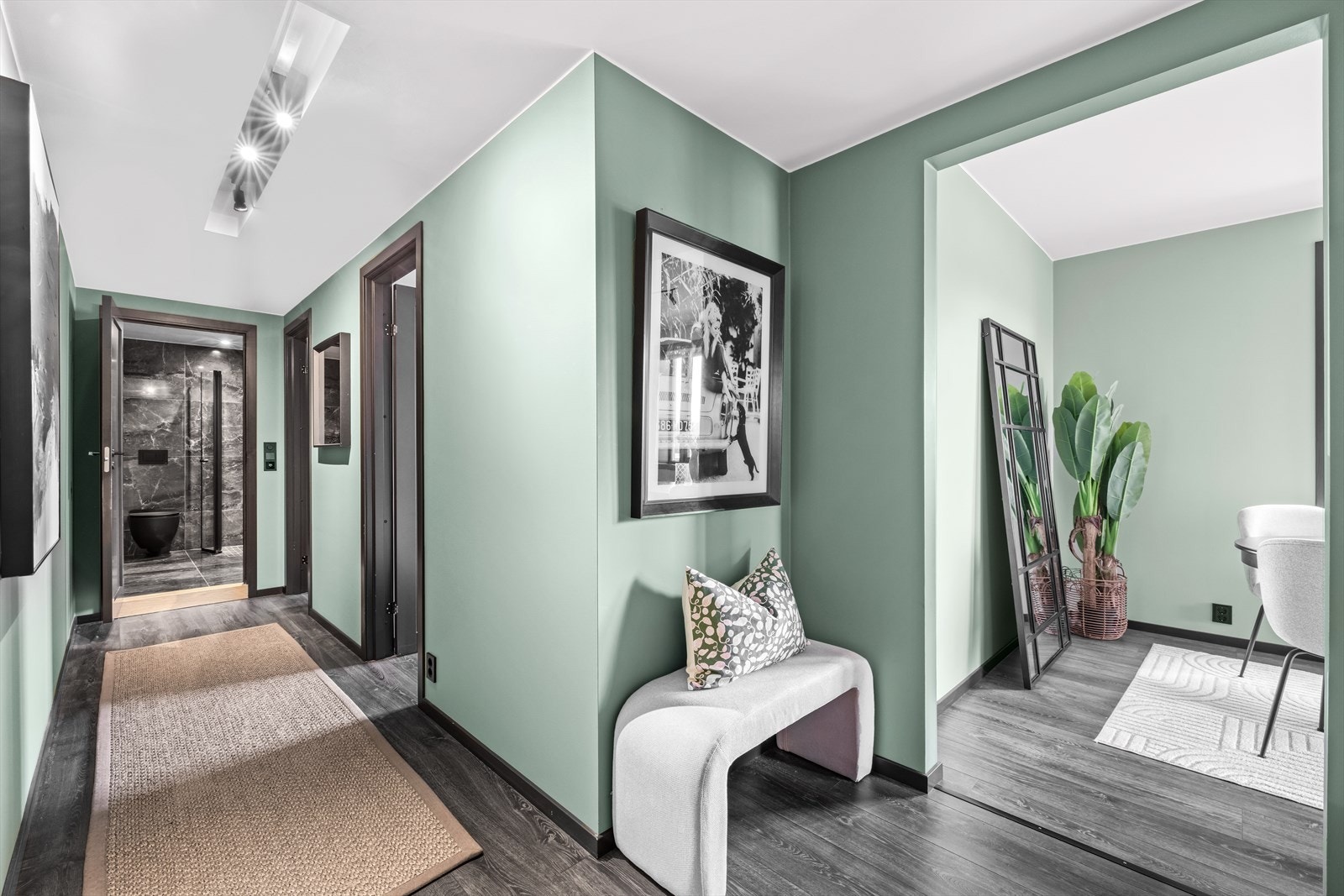 Gangen binder leiligheten sammen på en naturlig måte og preges av en gjennomgående god standard. Galleribilde