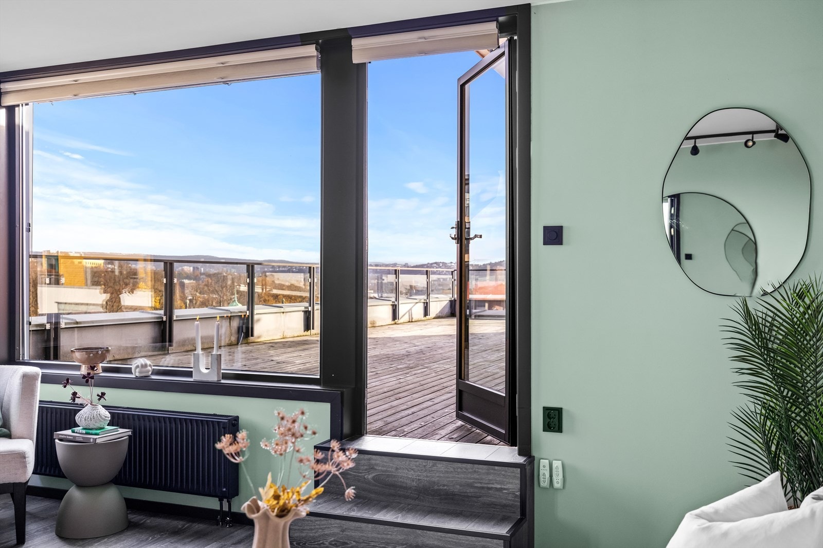 Store vinduer mot terrassen gir et fint blikk mot byen og skaper en sømløs overgang mellom inne og ute. Galleribilde