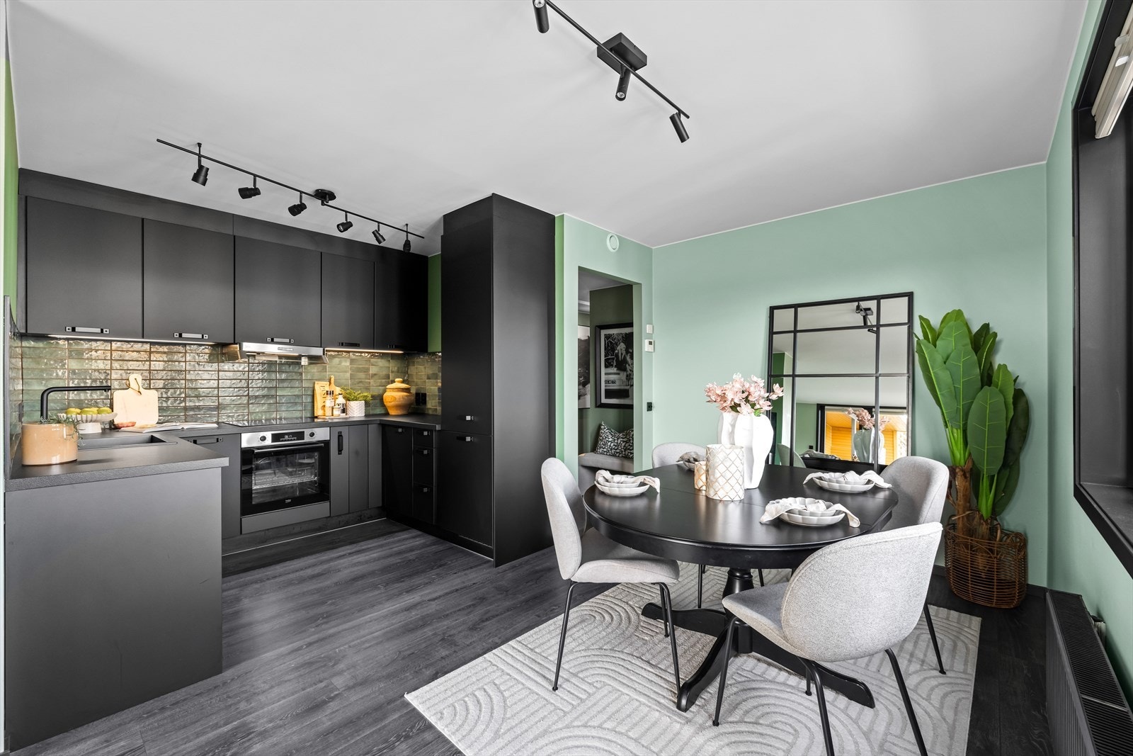 Spiseplassen ligger i tilknytning til kjøkkenet og har naturlig lys fra store vindusflater. Galleribilde