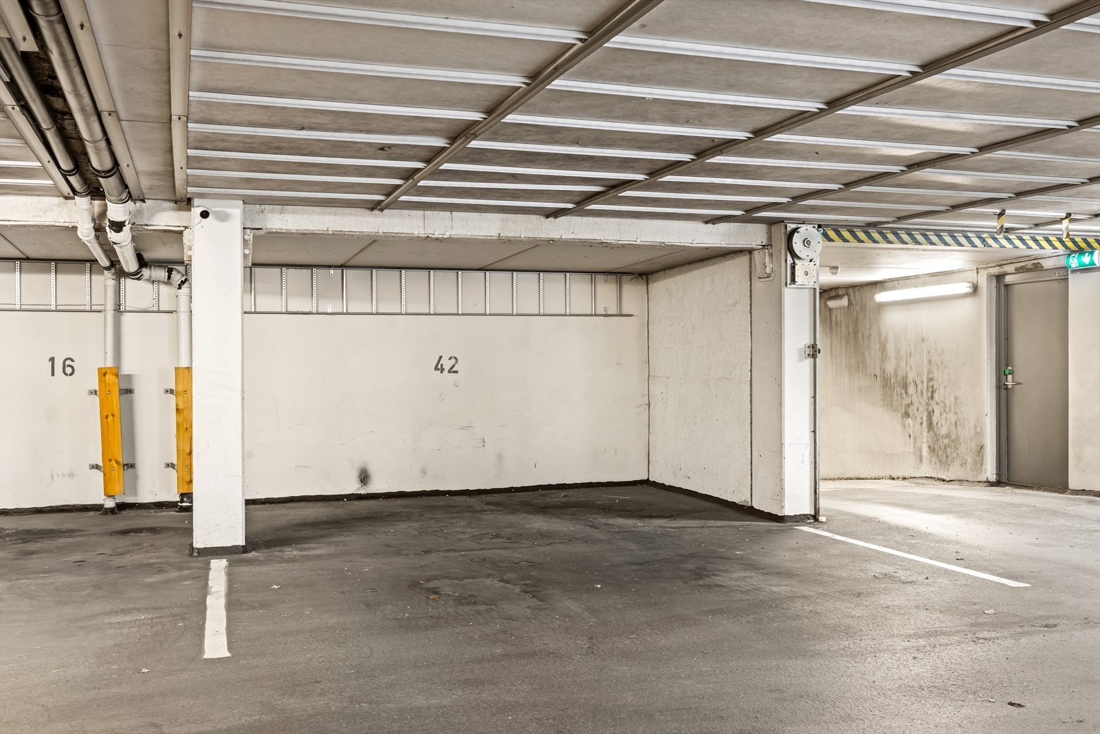 Leiligheten disponerer egen parkeringsplass i oppvarmet garasjeanlegg med heisadkomst direkte til etasjen. Galleribilde