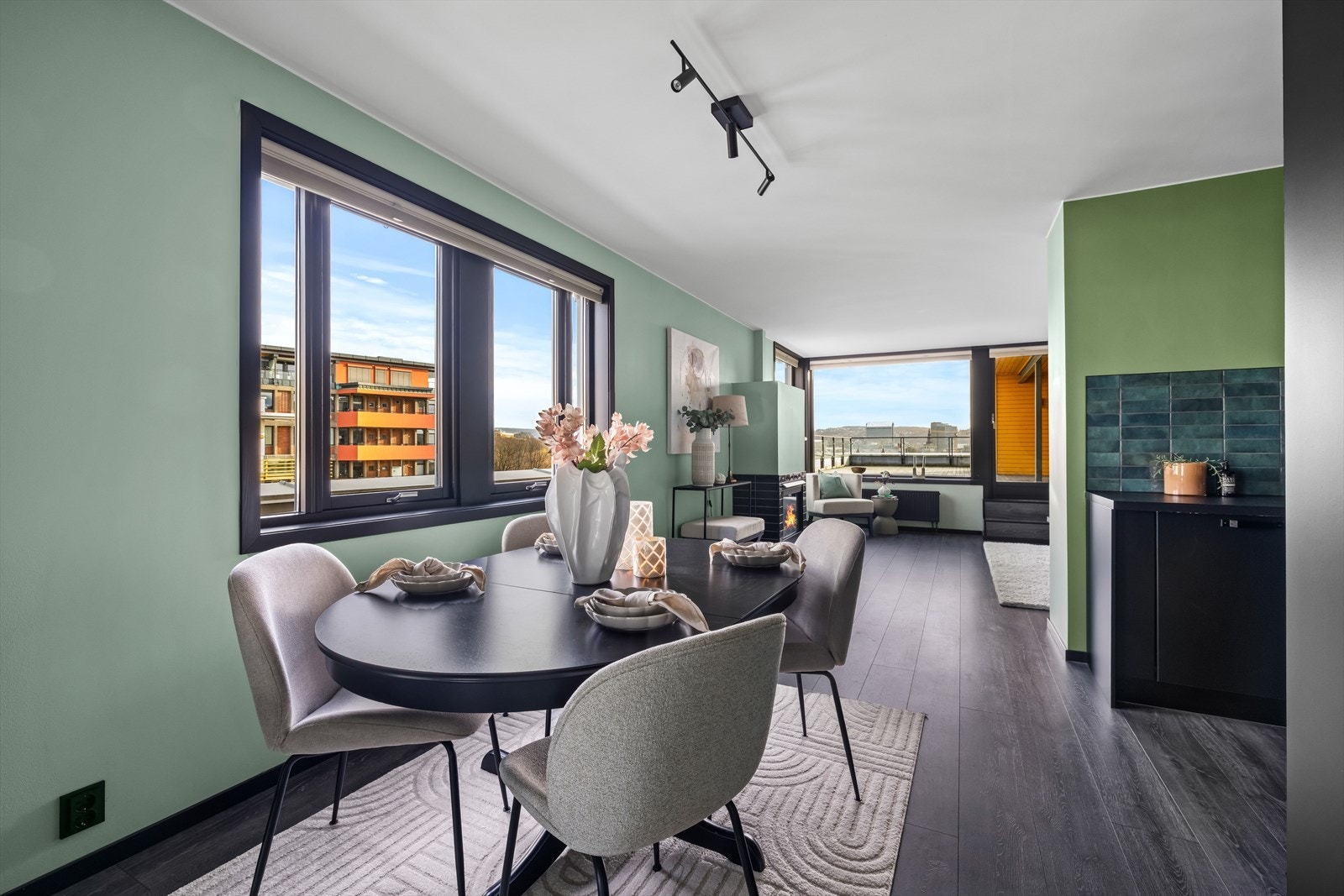 Sosialt oppholdsrom med god takhøyde og store vindusflater som slipper lyset inn fra flere sider. Galleribilde