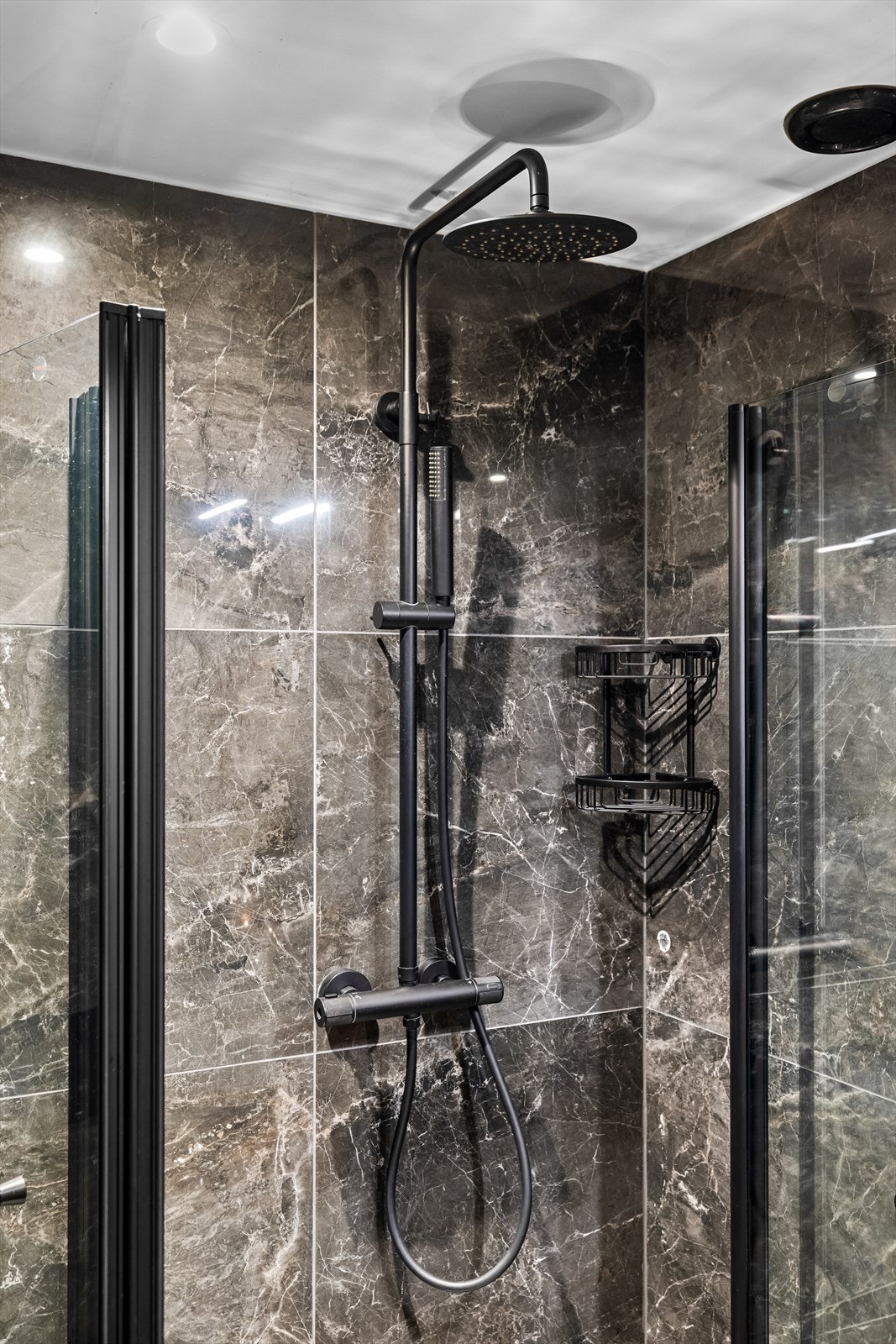 Regnfallsdusj og moderne armatur. Galleribilde