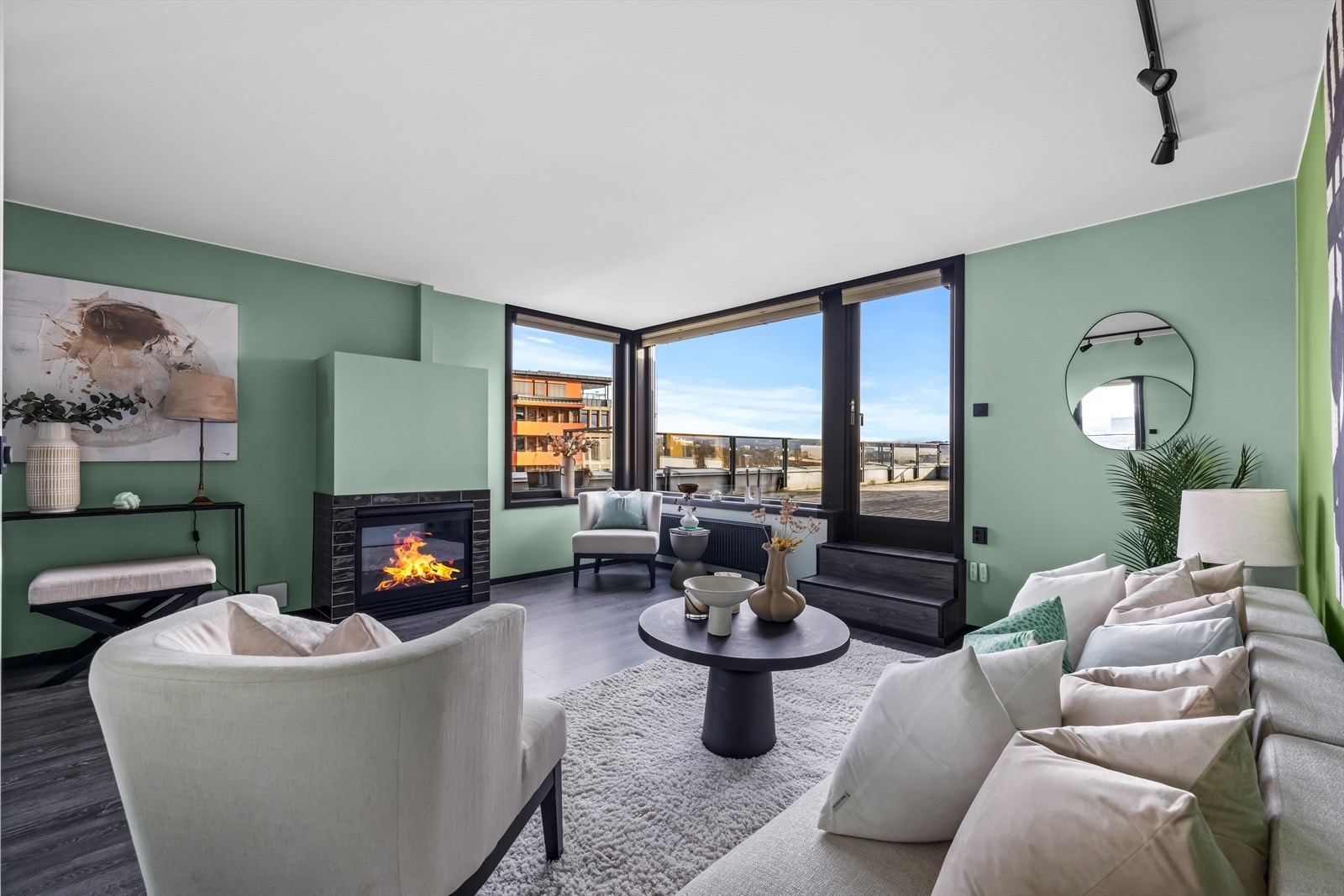 Fra stuen er det adkomst til den store terrassen - en naturlig forlengelse av oppholdsrommet. Galleribilde