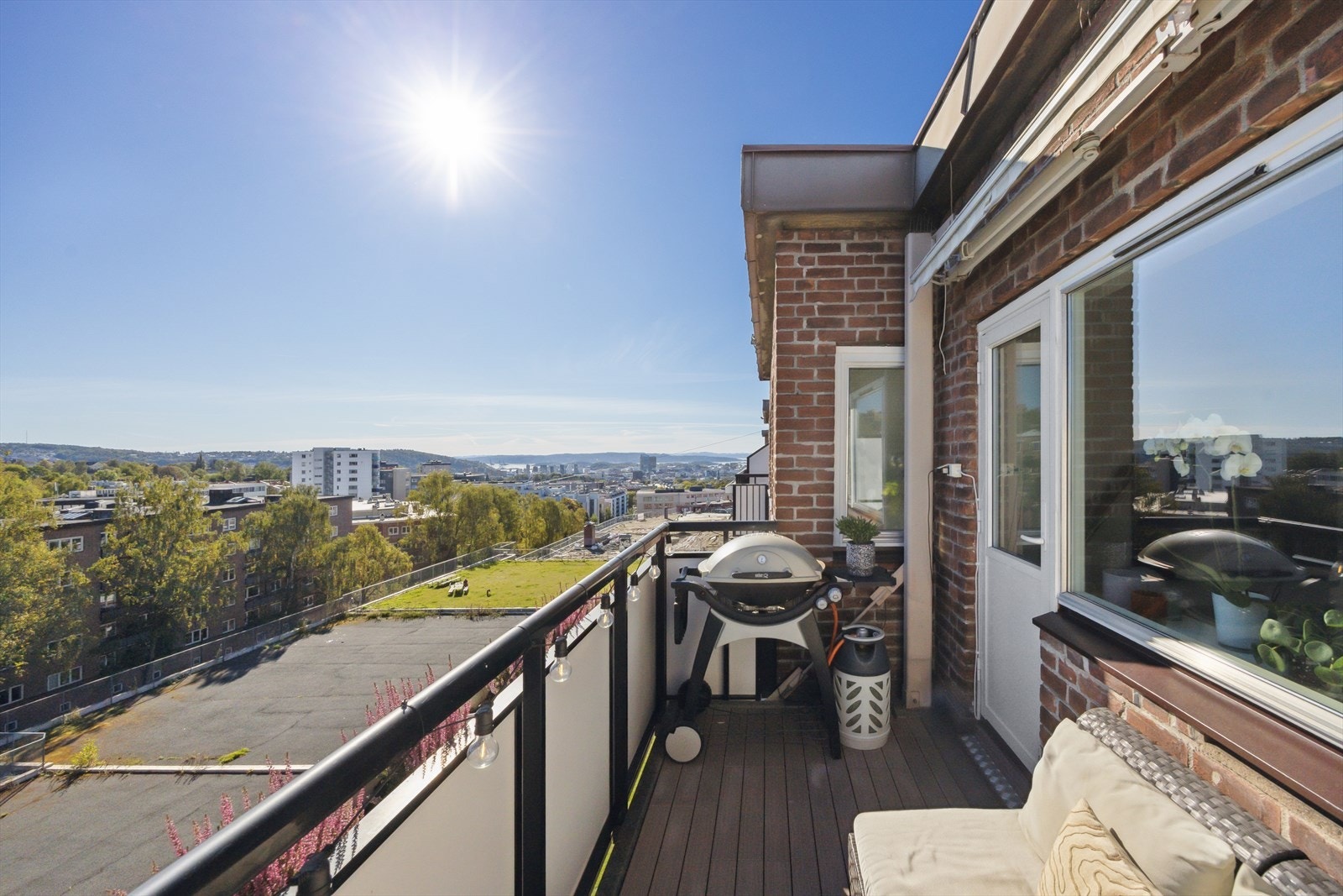 På varmere dager fungerer balkongen som en flott forlengelse av stuen. Markisen er med på å forlenge bruken av balkongen Galleribilde