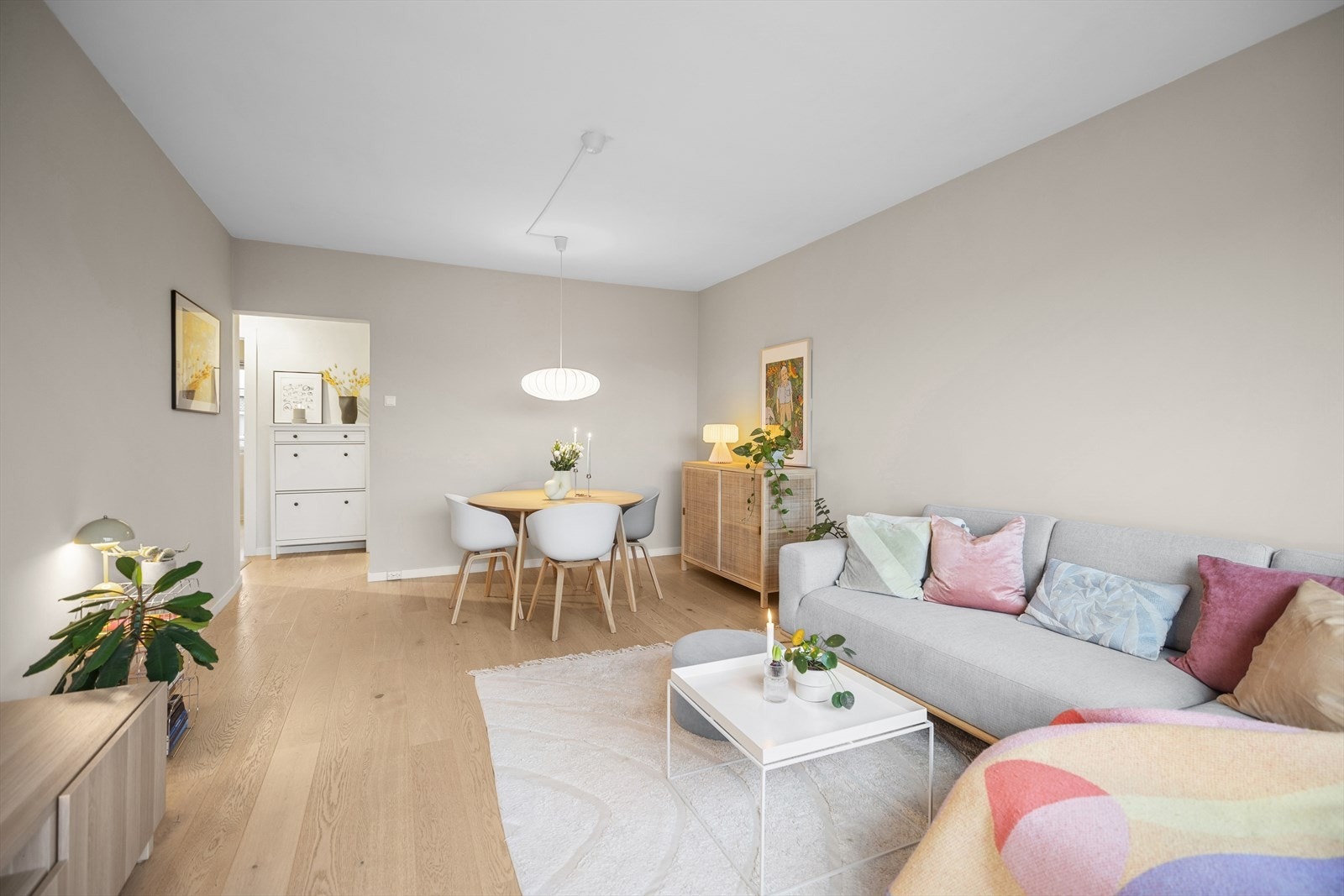 Stuen oppleves som luftig, hvor det er god plass til både en komfortabel sofagruppe og et romslig spisebord. Perfekt for både hverdagskos og hyggelige sammenkomster. Galleribilde