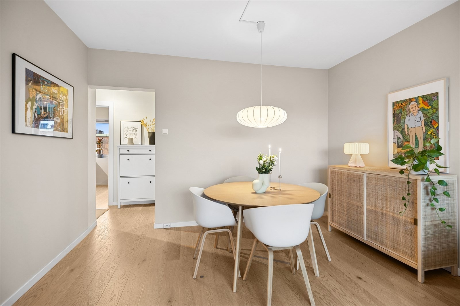 Leiligheten er oppgradert med malte slette overflater. De lysmalte veggene og de store vinduene bidrar til en hyggelig og åpen atmosfære Galleribilde