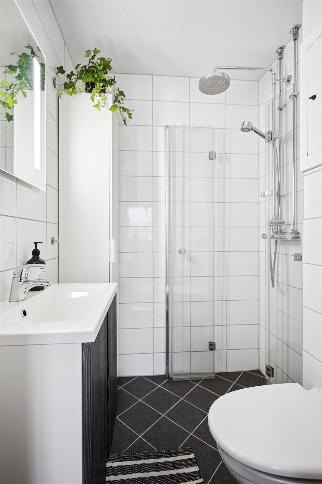 Delikat og flislagt bad rehabilitert i regi av borettslaget i 2019. Galleribilde