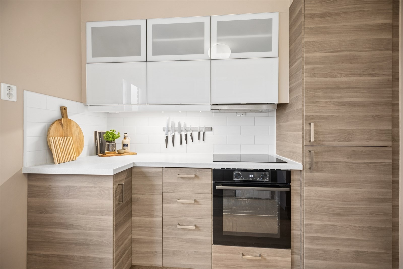 Den praktiske utformingen gir gode arbeidsflater og effektiv plassutnyttelse. Galleribilde