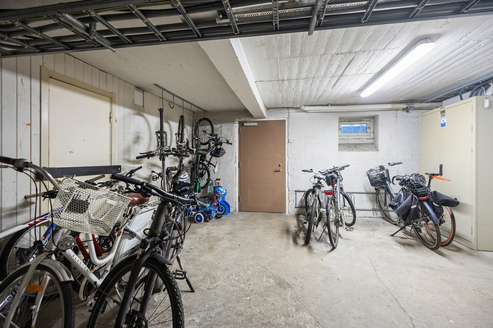 Hver oppgang har sin egen sykkelparkering. I tillegg er det også en stor felles sykkelparkering. Galleribilde