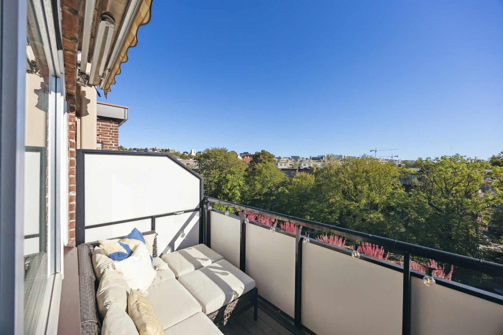 Fra stuen har du direkte utgang til en romslig balkong på hele 6 m². Nydelig utsyn mot byen og åsene. Nyt grønne trekroner og åpen horisont. Galleribilde